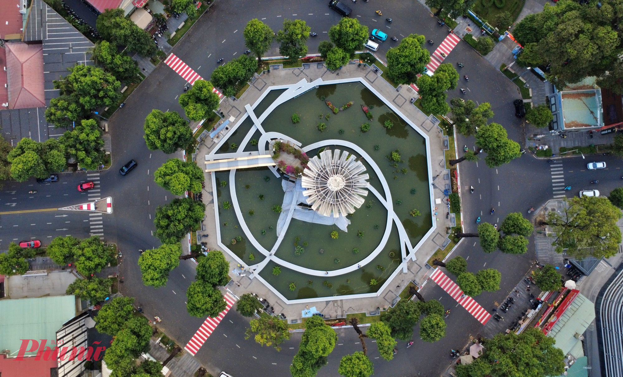 Sau khi chỉnh trang Hồ Con Rùa được sơn lại với các gam vàng, trắng và xanh ngọc, bệ và bó vỉa được làm mới