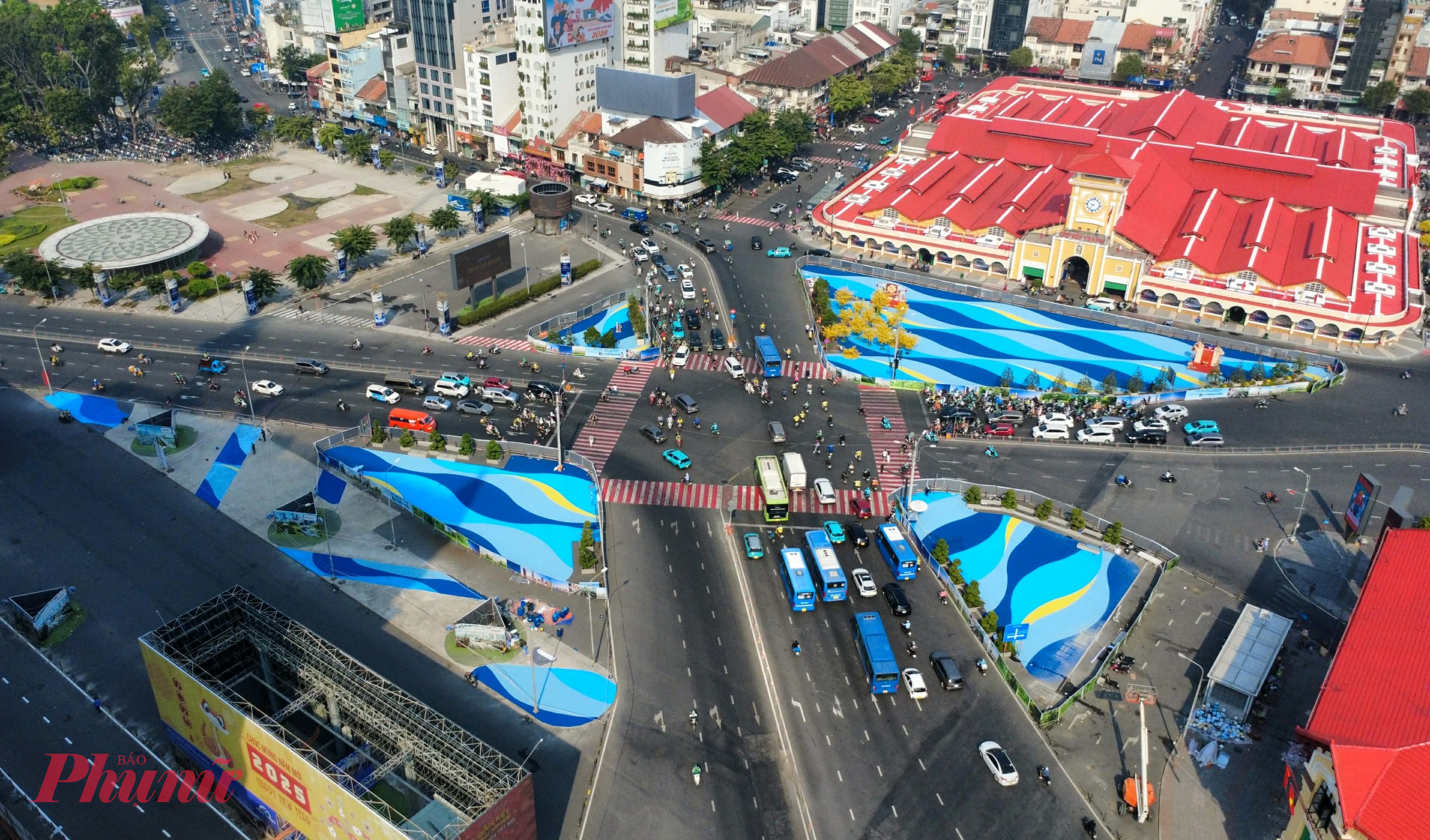 Không gian trước chợ Bến thành sau khi được chỉnh trang, sơn mới tại các tiểu đảo giao thông với gợn sóng nước