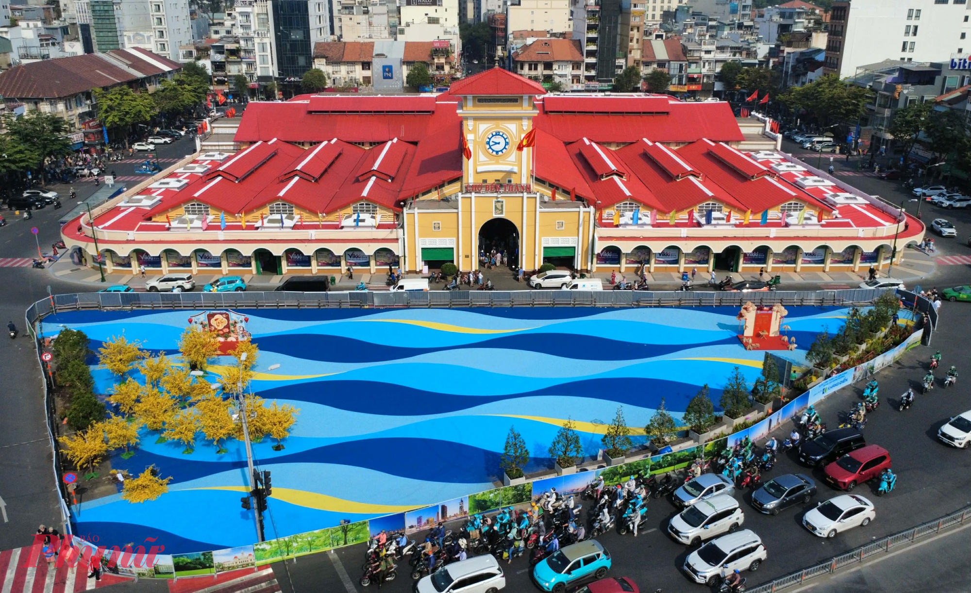 Hình ảnh sau khi được chỉnh trang chợ Bến Thành và phía trước chợ với điểm nhấn là mặt sân được tạo hình gợn sóng nước