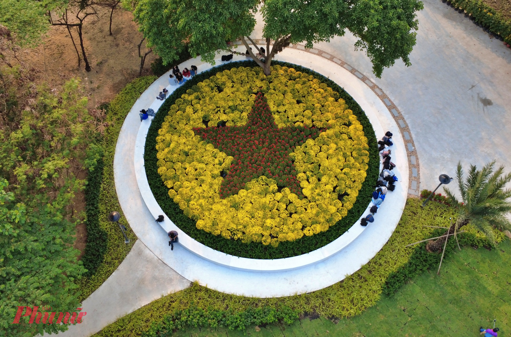 Vườn hoa mới hình thành với lối đi bộ, thảm cỏ, tiểu cảnh hoa và không gian sinh hoạt ngoài trời sau khi được cải tạo