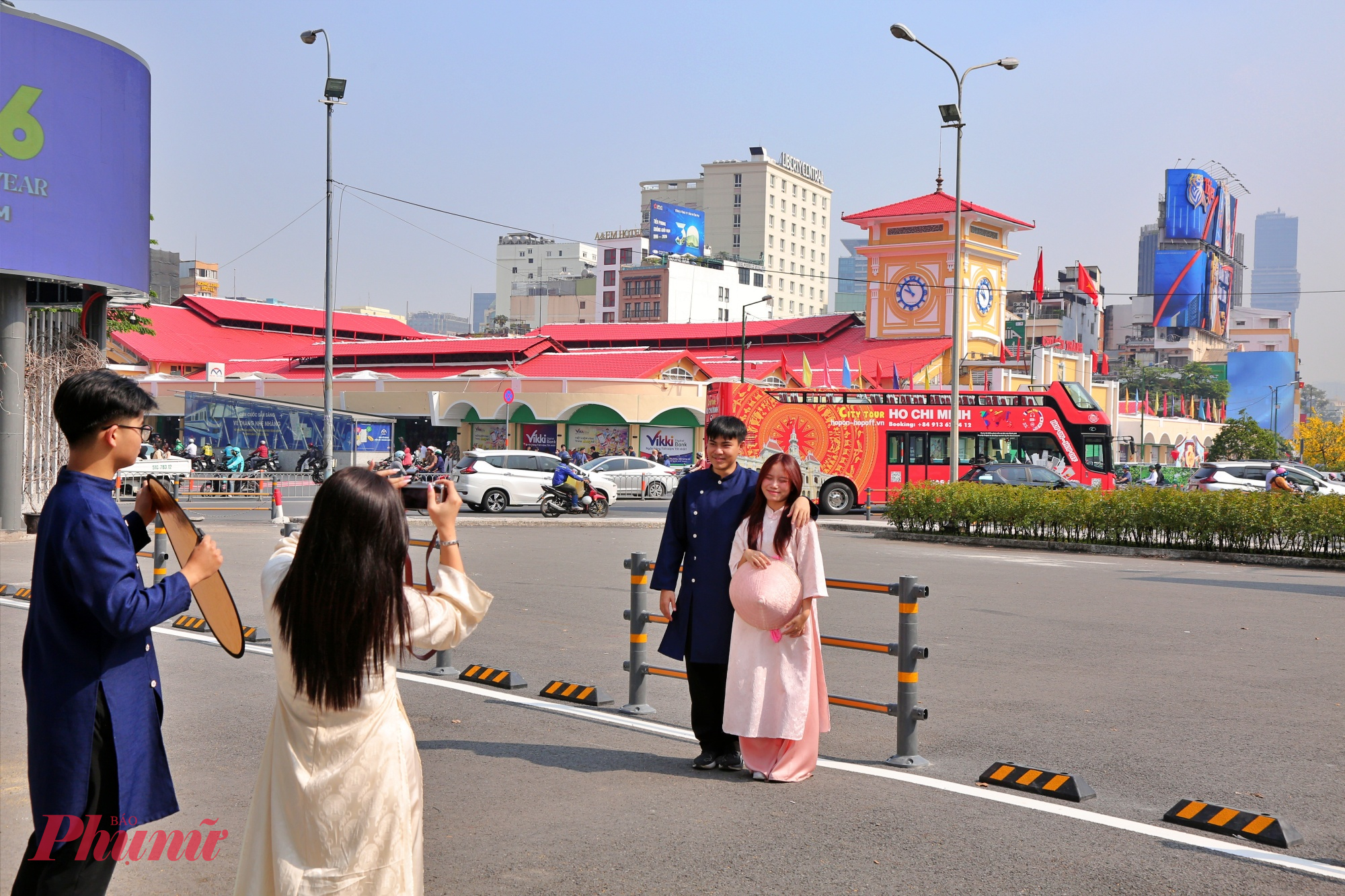 Nhiều bạn trẻ đến chụp hình tết sau khi chợ Bến Thành đã được sơn mới từ tường, mái ngói. Kim Anh (20 tuổi, phường Gò Vấp) cùng bạn đến khu vực chợ Bến Thành chụp ảnh tết, chia sẻ: “Hôm nay là lần đầu tiên em đến chợ Bến Thành để chụp hình Tết và thấy nơi đây có nhiều thay đổi so với năm ngoái, trông mới mẻ hơn. Cảnh quan được cải tạo lại sáng sủa, tươi mới, khiến chợ Bến Thành như khoác lên mình một diện mạo khác. Tuy vậy, em vẫn yêu thích nét hoài cổ vốn có của khu chợ này.