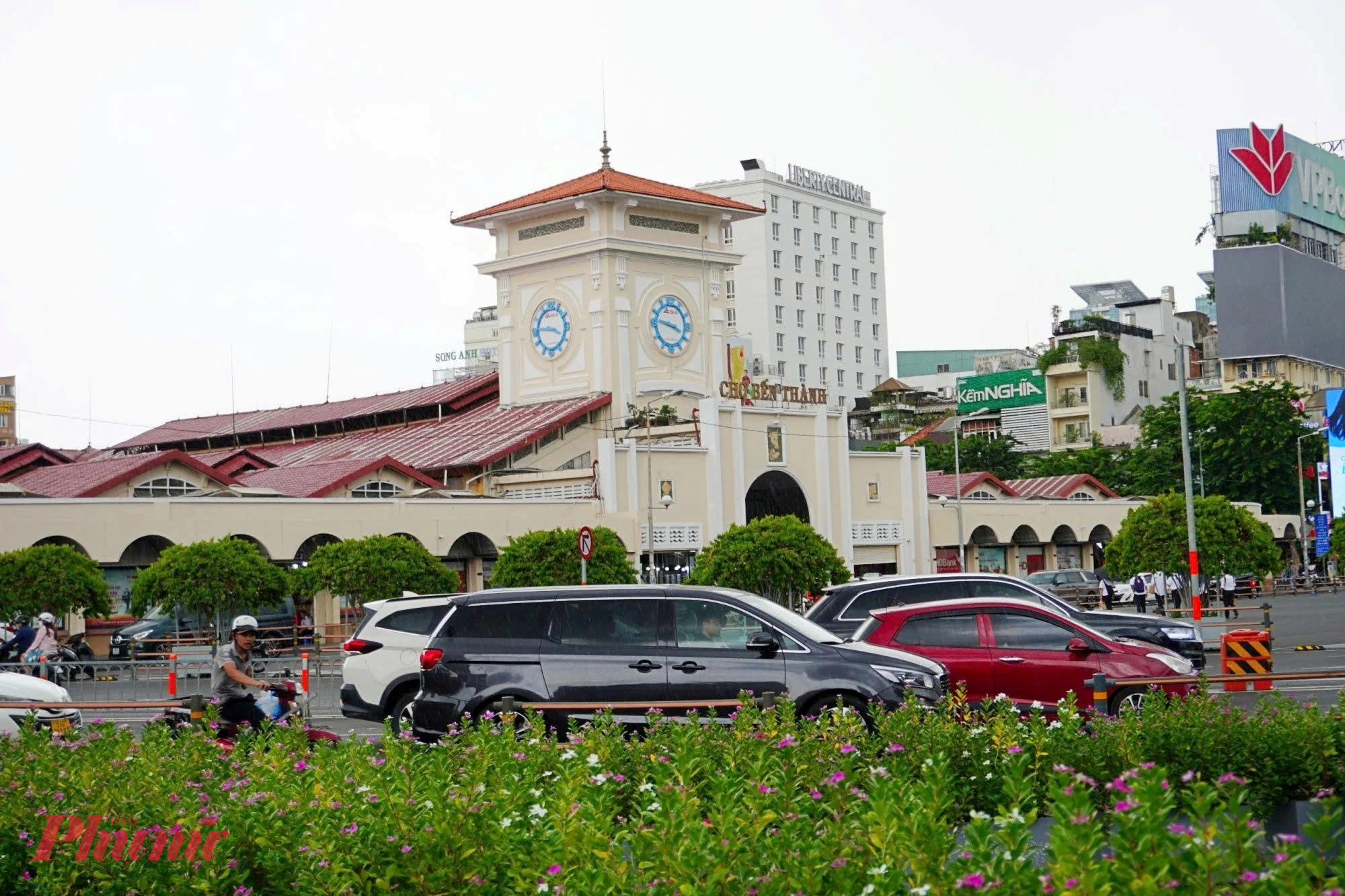 Hình ảnh trước khi chỉnh trang, tường của chợ vẫn còn mới do đã trải qua nhiều lần sơn lại, trong khi ngói đã cũ