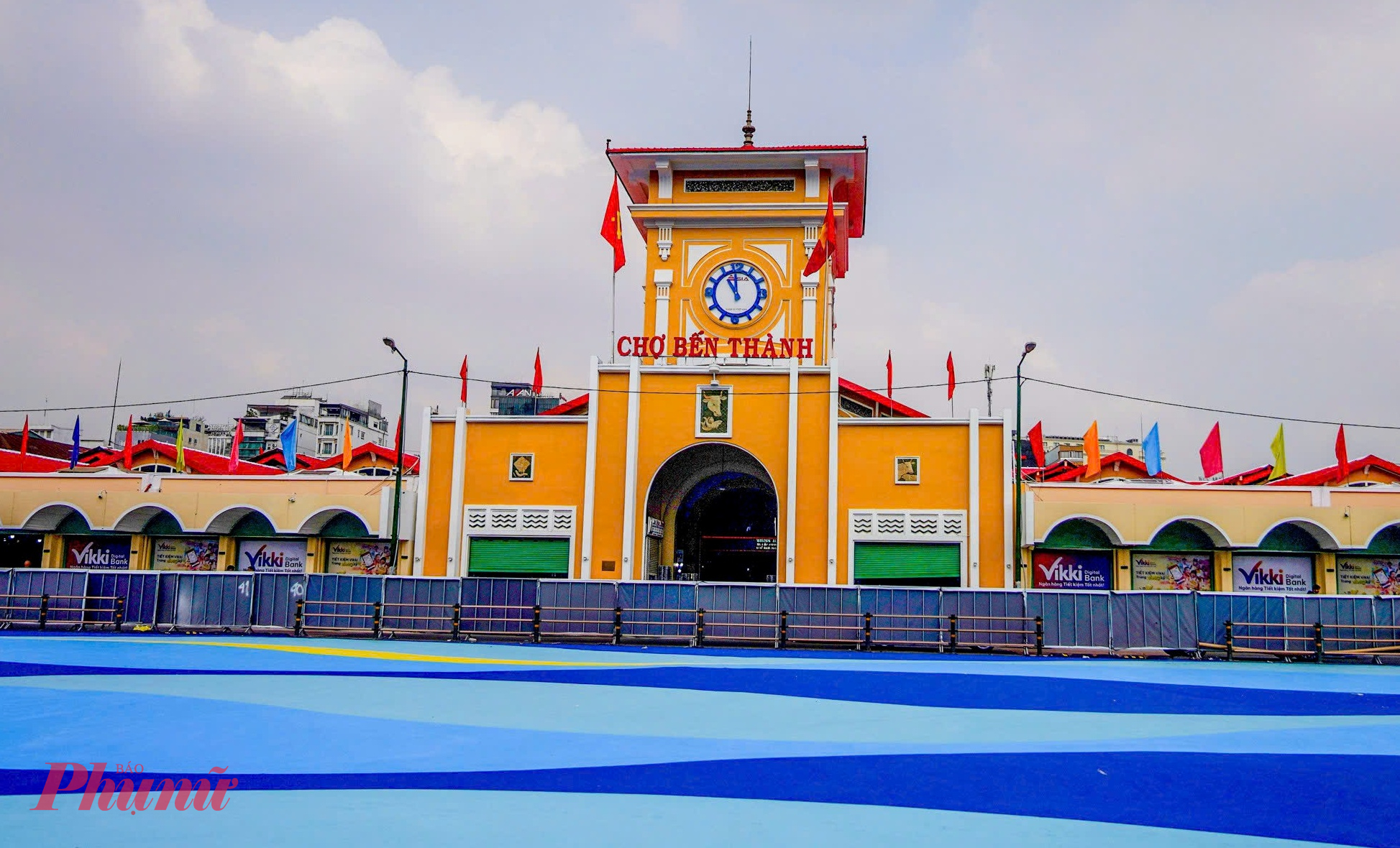 Hình ảnh hiện tại sau khi được chỉnh trang với hình sóng nước mang màu xanh lam chủ đạo