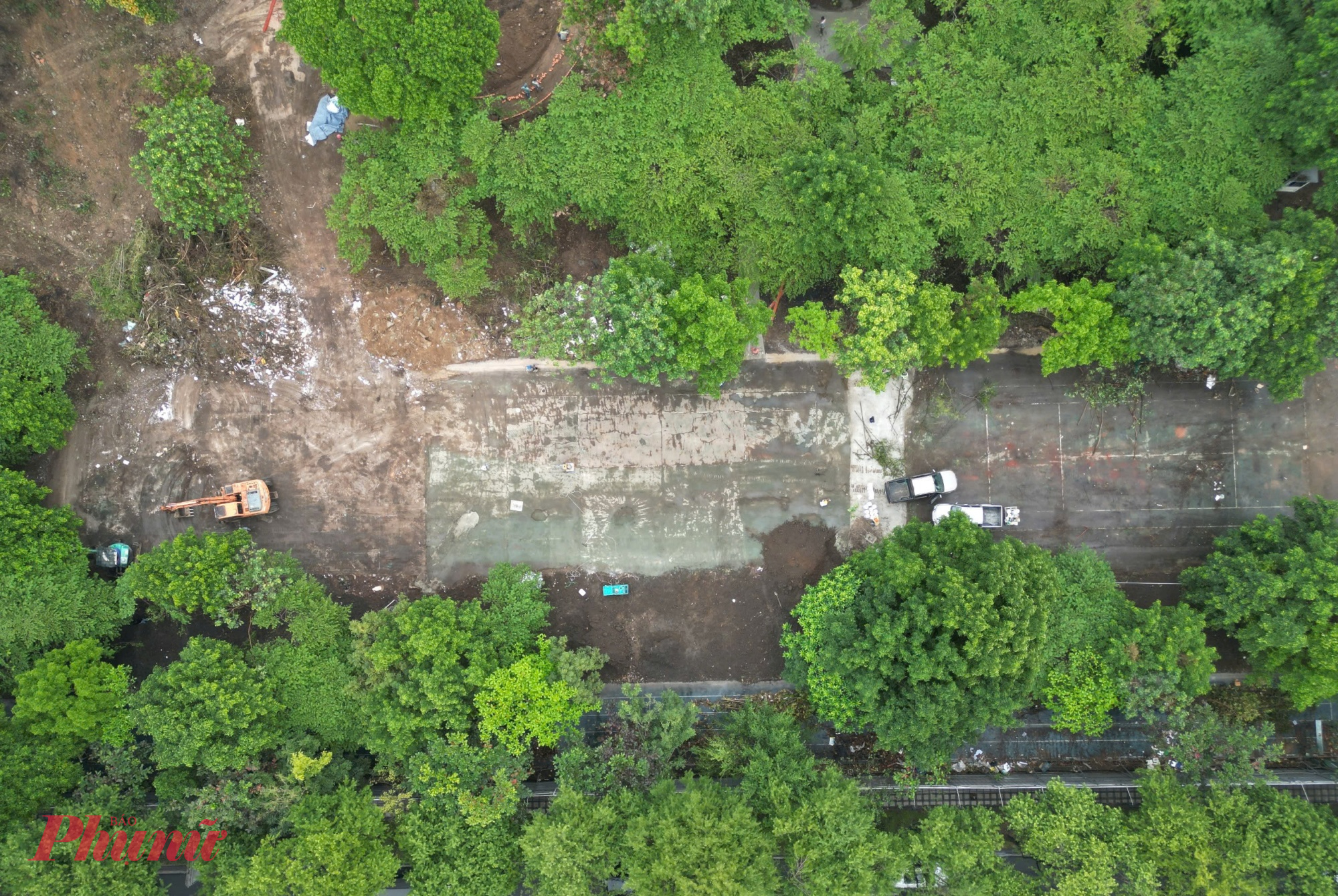 Lối đi bộ trong khu đất bị bùn đất bám dày do bị bỏ hoang nhiều năm