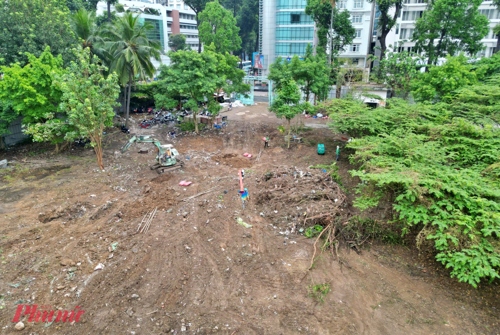 Hình ảnh trước đó là khu đất với nhiều rác thải, nhếch nhác.