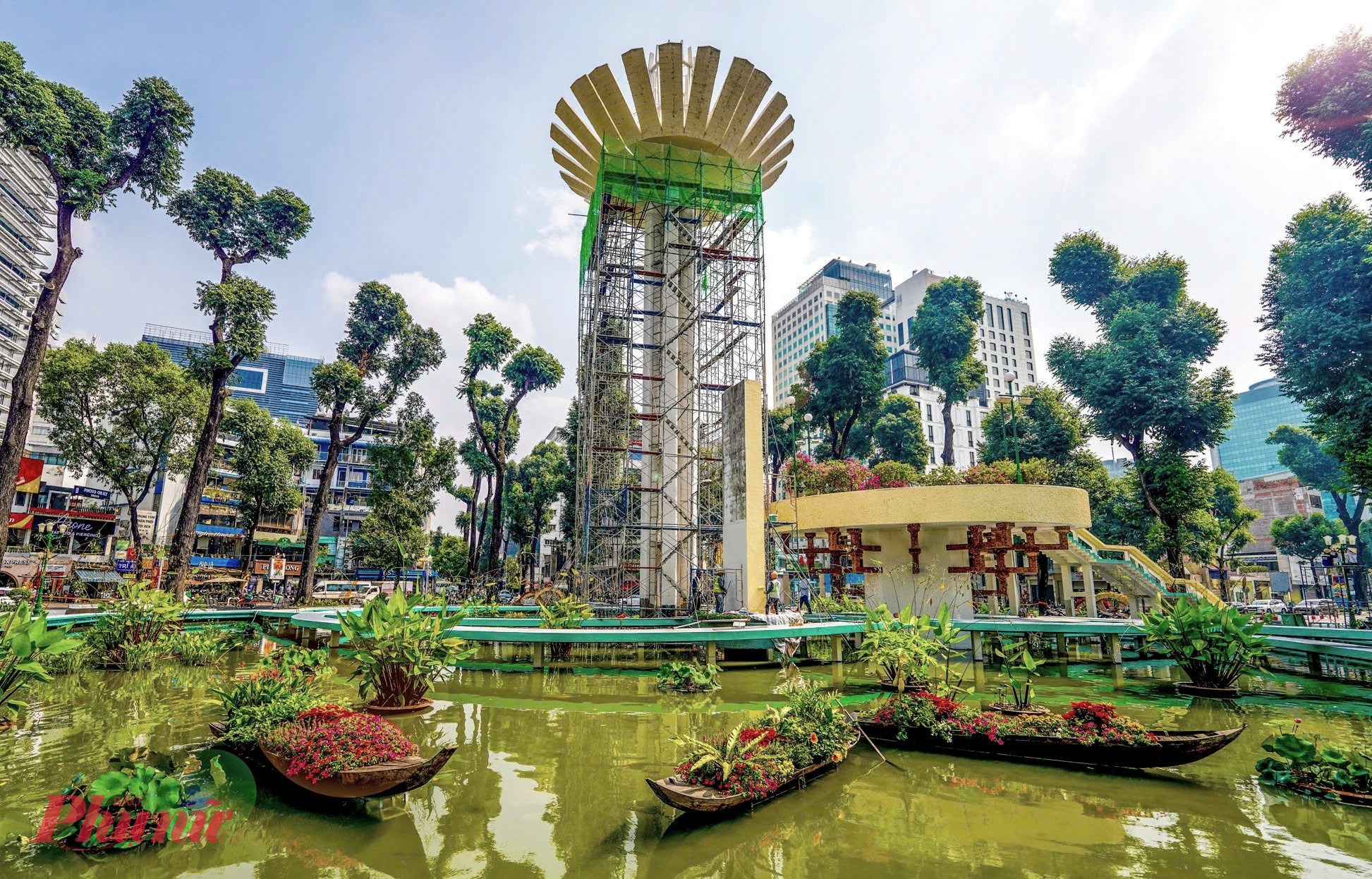 Hồ Con Rùa được thay áo mới với màu xanh lá