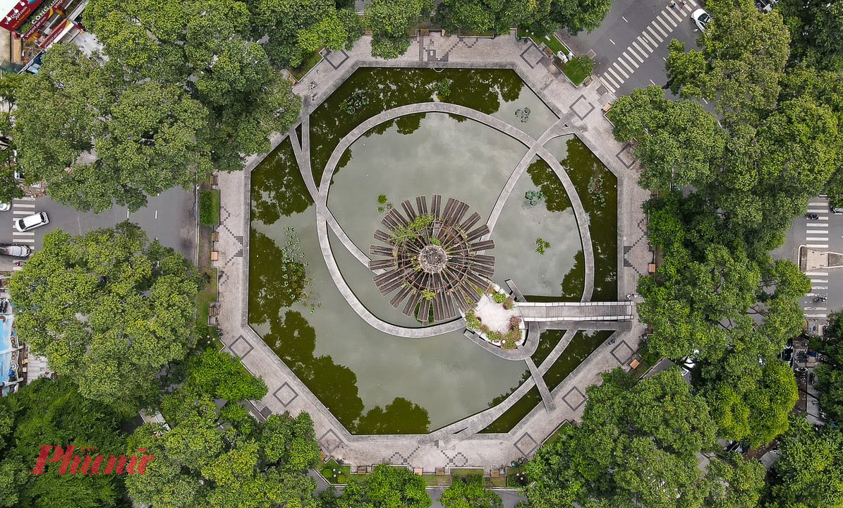 Cũ Toàn cảnh Hồ Con Rùa trước khi chỉnh trang. Trước chỉnh trang, nhiều hạng mục quanh hồ đã cũ, màu sơn bạc, không gian đi bộ chưa thật sự rõ ràng