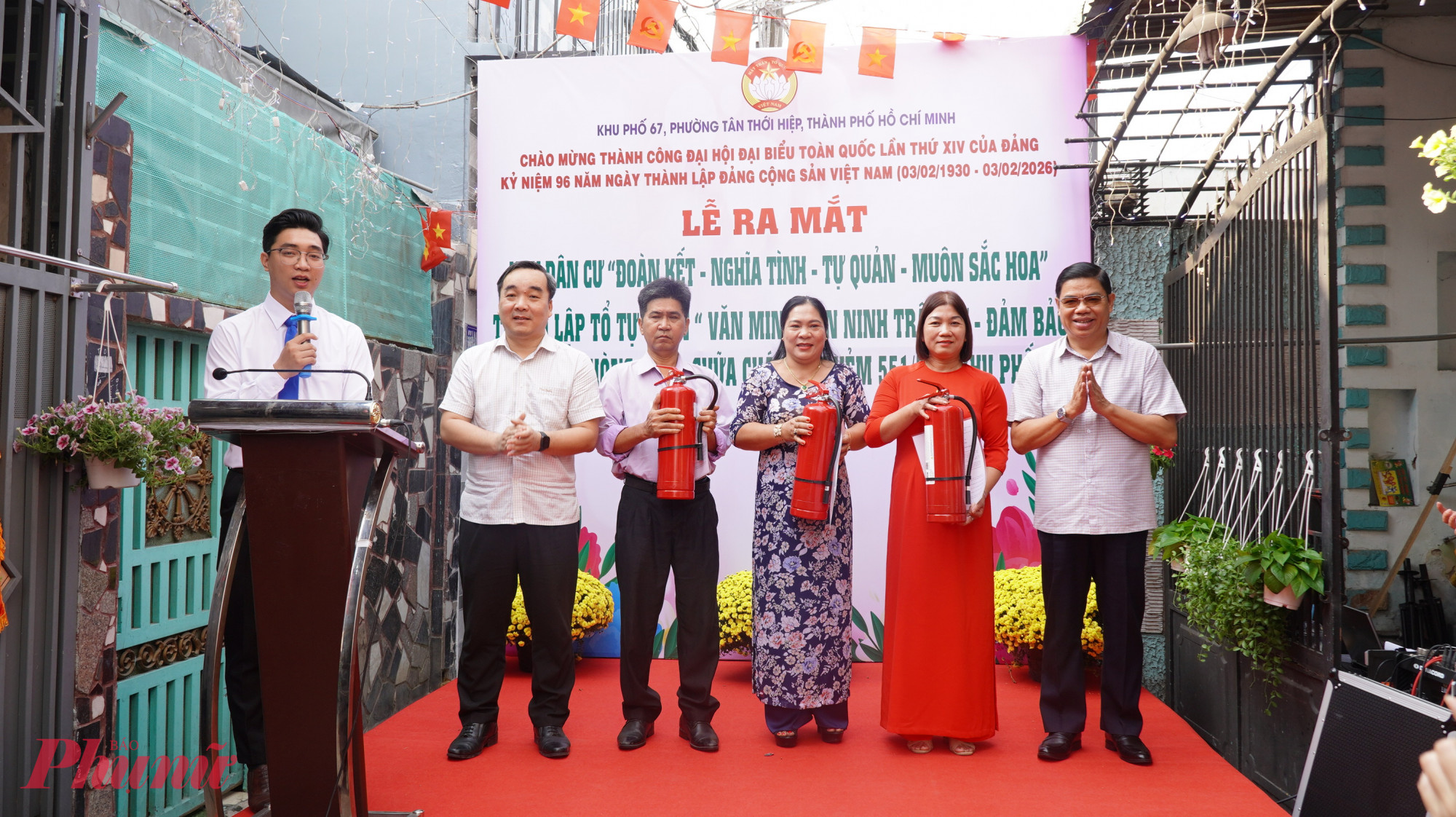 Ông Nguyễn Tấn Lực – Phó bí thư thường trực Đảng ủy phường Tân Thới Hiệp (bìa trái) cùng ông Nguyễn Hữu Hiệp – Phó bí thư Đảng ủy, Chủ tịch UBND phường Tân Thới Hiệp (bìa phải) trao quyết định công nhận và bình chữa cháy đến các thành viên Tổ tự quản “Văn minh – An ninh trật tự - Đảm bảo an toàn phòng cháy, chữa cháy” hẻm 551/319 khu phố 67 - Ảnh: Mẫn Nhi