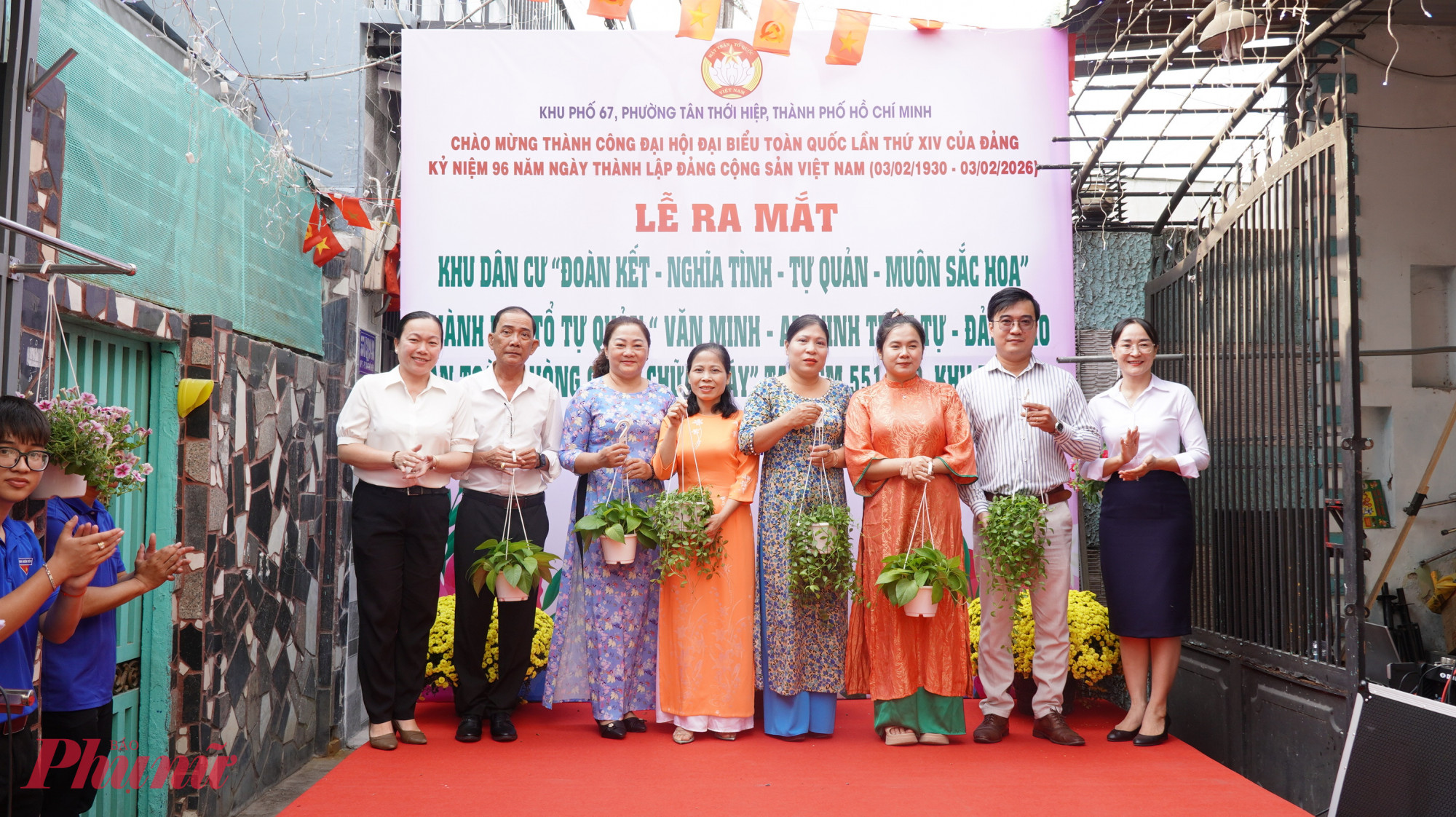 Những ngày qua, các đoàn thể khu phố và người dân hẻm 551/319 khu phố 67 đã cùng góp sức thực hiện công trình “Tuyến hẻm muôn sắc hoa” thông qua việc tổng vệ sinh tuyến hẻm, trồng thêm cây xanh và các chậu hoa, trang trí đường cờ Tổ quốc. Trong chương trình, ban tổ chức tặng thêm chậu cây cho đại diện các hộ dân trong hẻm thay lời động viên mọi người tiếp tục góp sức gìn giữ và lan toả công trình “Tuyến hẻm muôn sắc hoa” - Ảnh: Mẫn Nhi