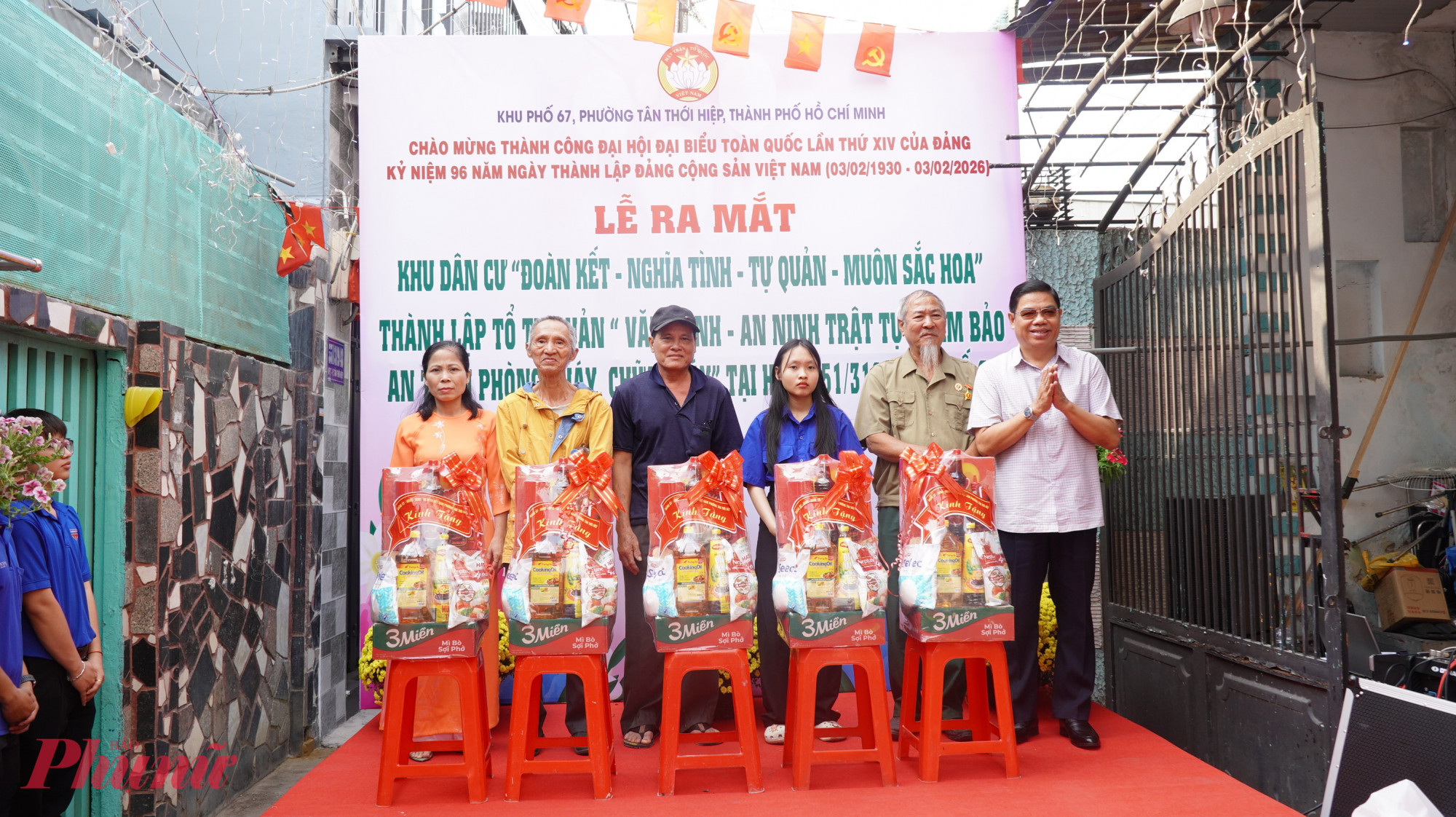 Phần quà tết ấm áp nghĩa tình được trao đến đại diện các hộ dân - Ảnh: Mẫn Nhi