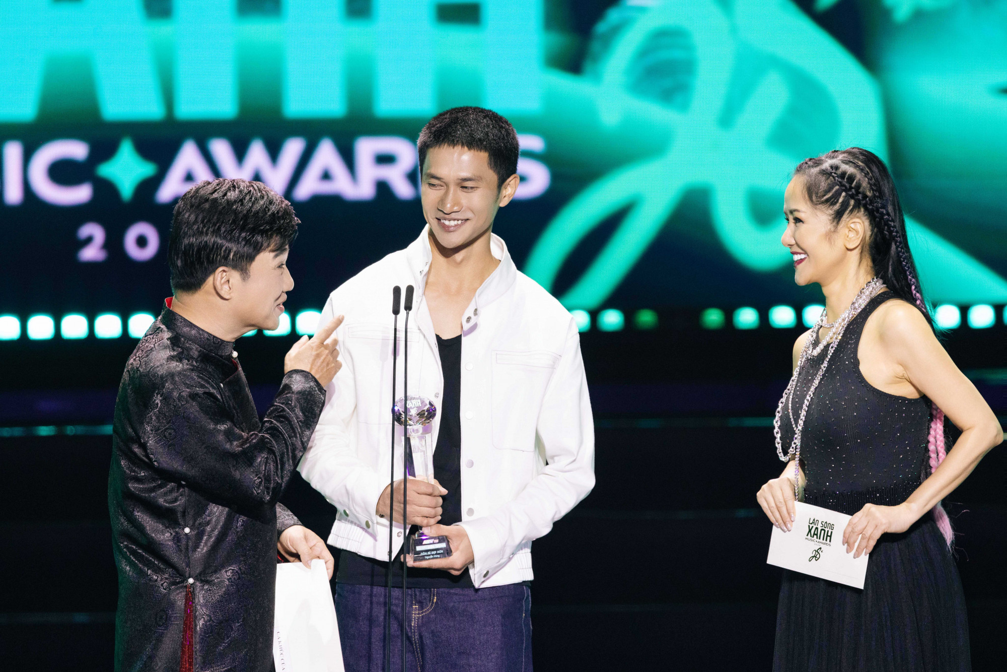 Nguyễn Hùng được ca sĩ Quang Linh và Hồng Nhung trao giải