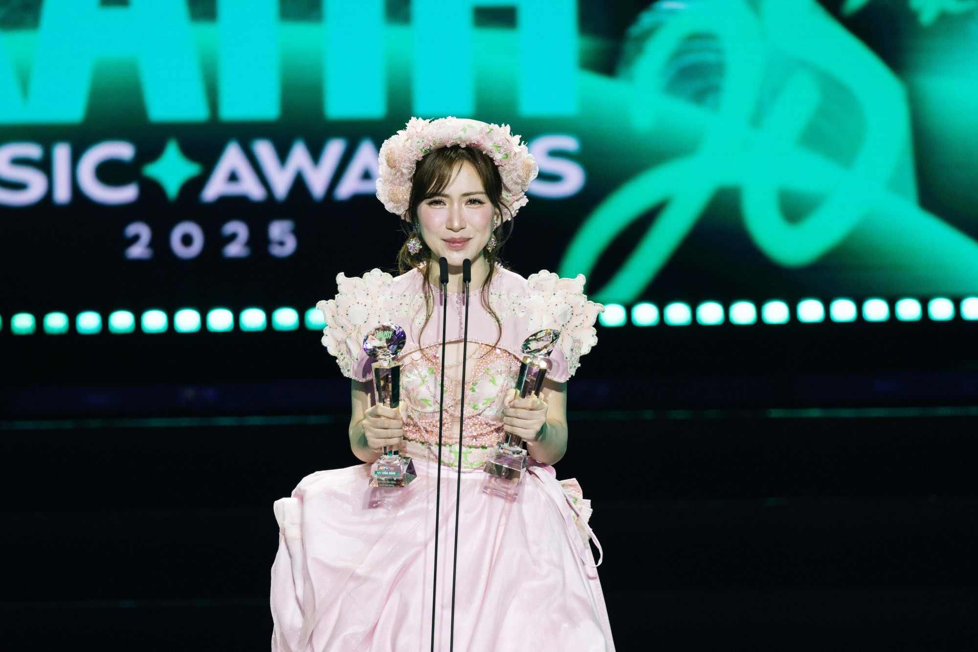 Hoà Minzy xúc động khi nhận hàng loạt giải thưởng trong đêm trao giải 