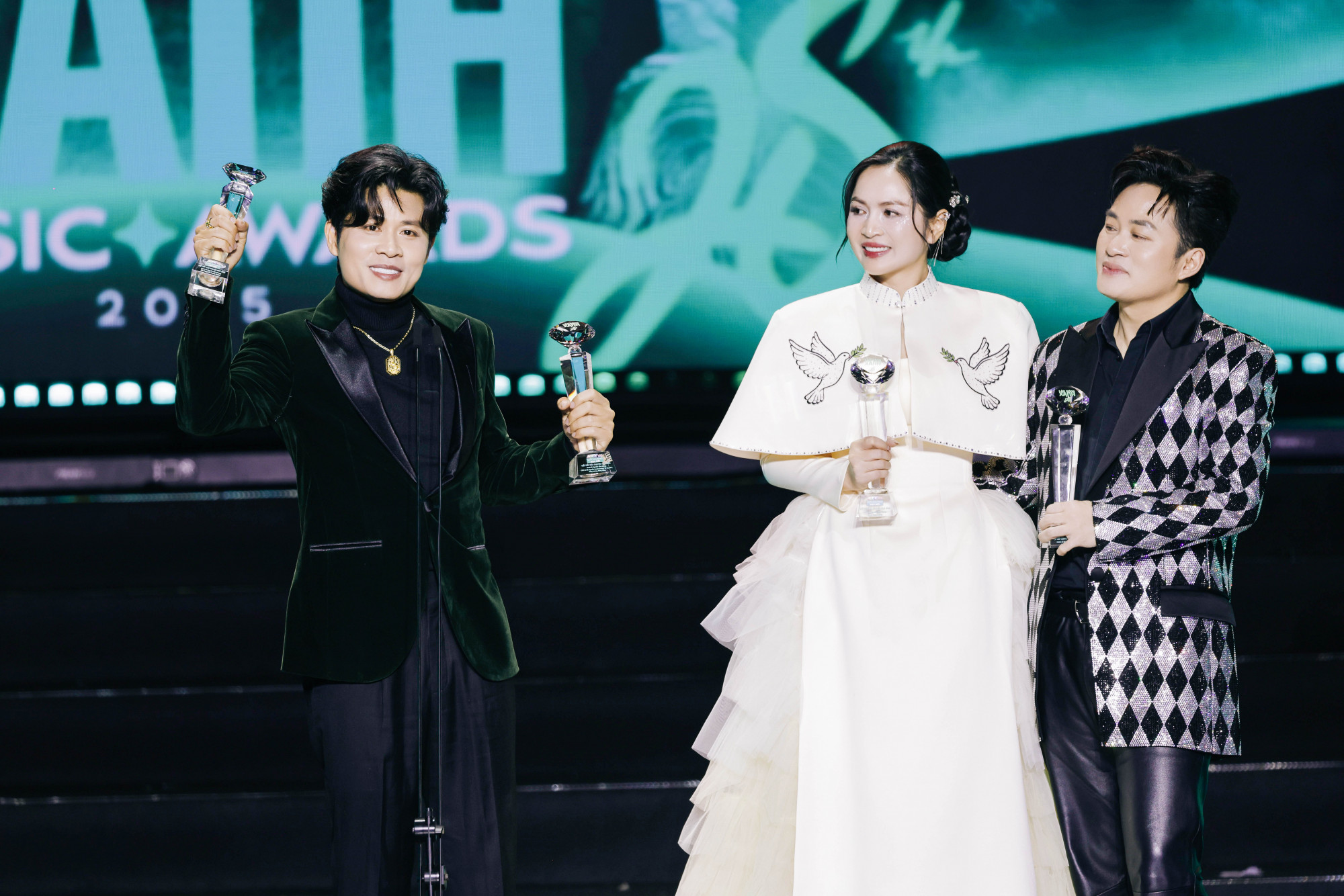 Nguyễn Văn Chung - tác giả ca khúc Viết tiếp câu chuyện hoà bình ăn mừng khi nhận giải