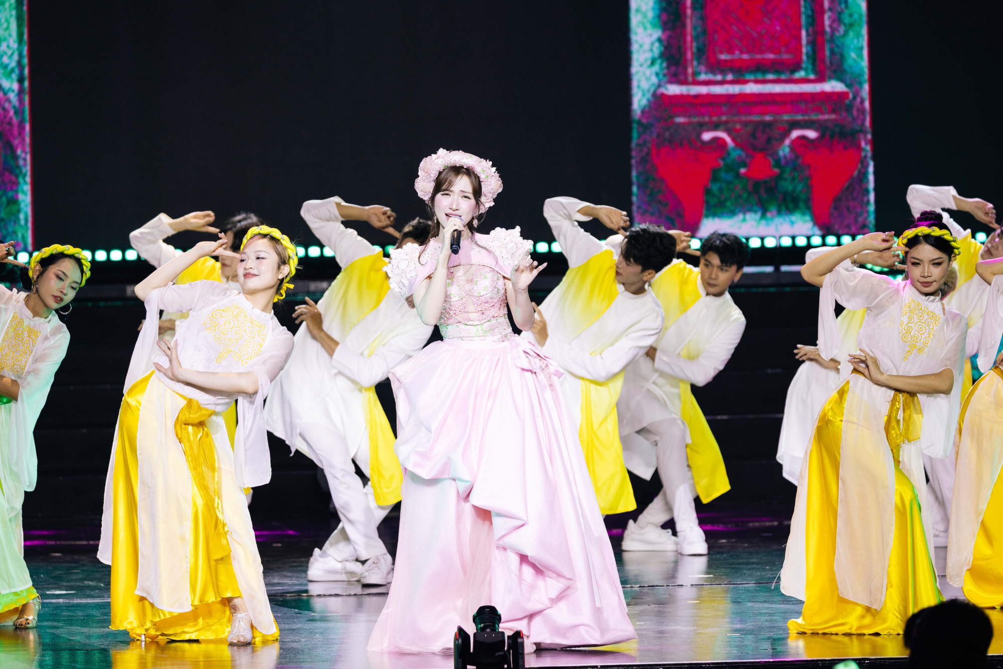 Hoà Minzy biểu diễn Bắc Bling trong đêm trao giải