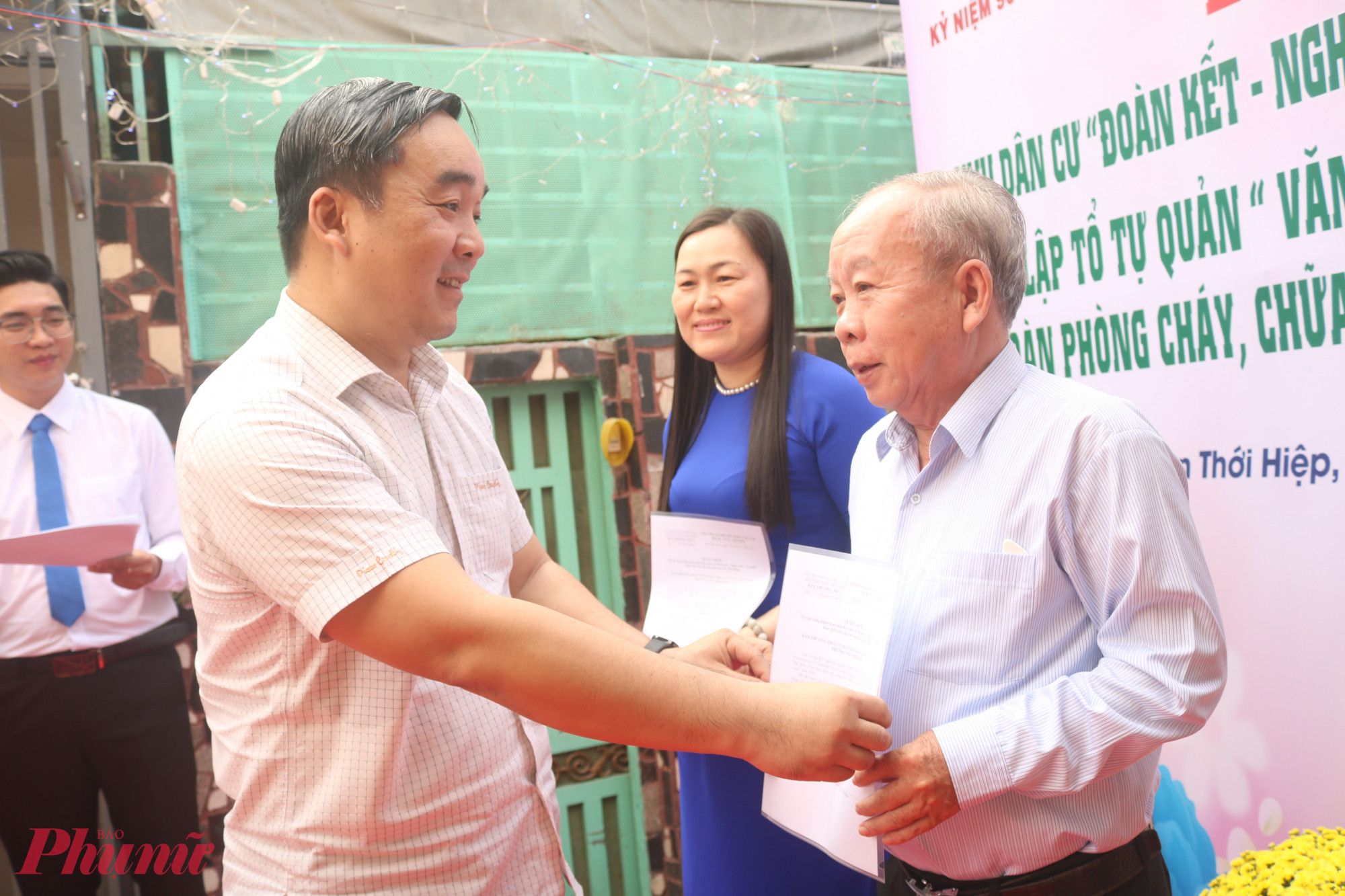 Ông Nguyễn Tấn Lực – Phó bí thư thường trực Đảng ủy phường Tân Thới Hiệp trao quyết định của Ủy ban MTTQ Việt Nam phường về việc công nhân khu phố 67 là Khu dân cư “Đoàn kết – Nghĩa tình – Tự quản” cho đại diện khu phố - Ảnh: Mẫn Nhi 