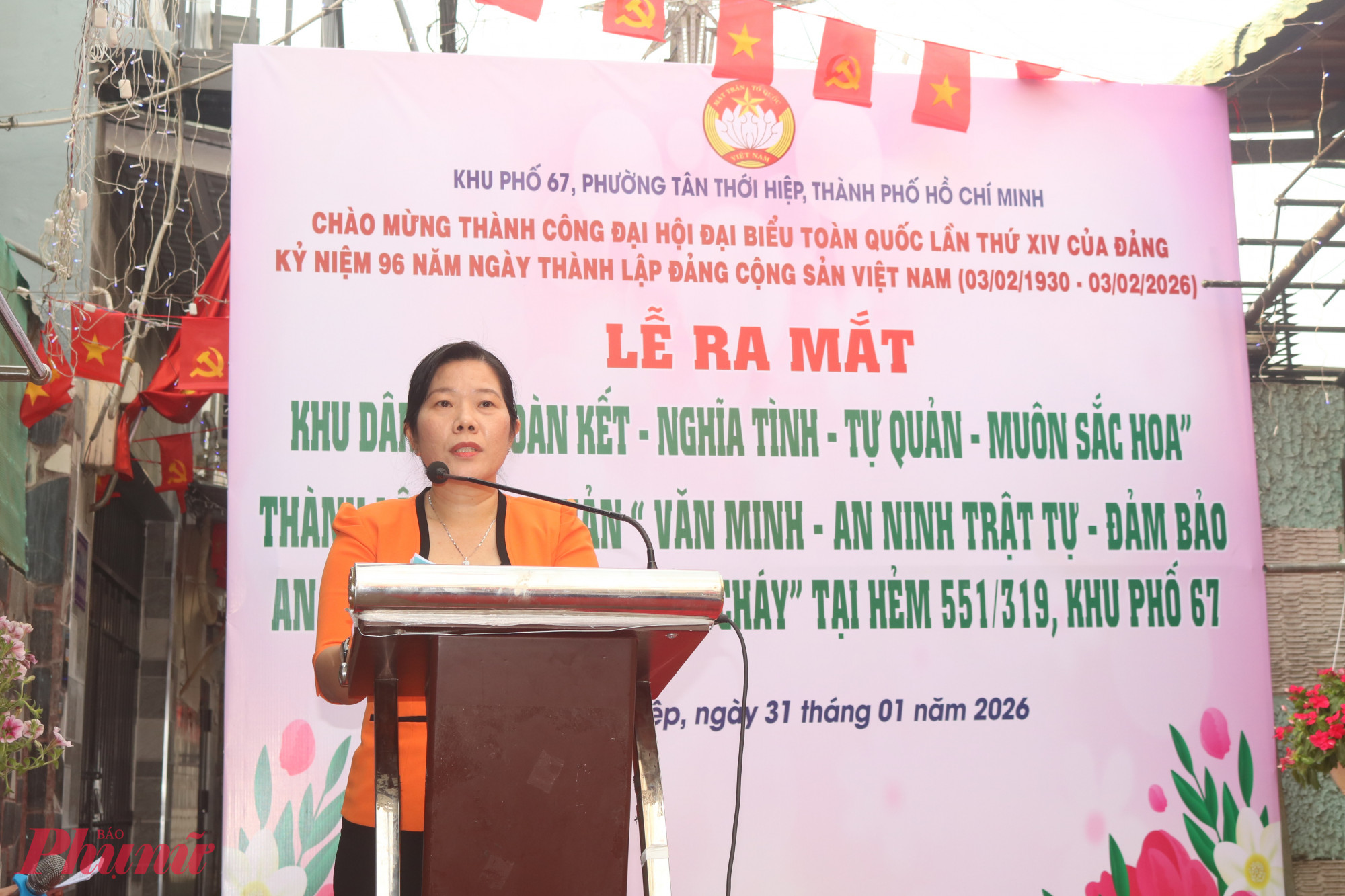 Bà Phạm Thị Mộng Hằng – Phó chủ tịch thường trực Ủy ban MTTQ Việt Nam phường Tân Thới Hiệp, Chủ tịch Hội LHPN phường công bố các quyết định công nhận Khu dân cư “Đoàn kết – Nghĩa tình – Tự quản” và Tổ tự quản “Văn minh – An ninh trật tự - Đảm bảo an toàn phòng cháy, chữa cháy” tại khu phố 67 - Ảnh: Mẫn Nhi