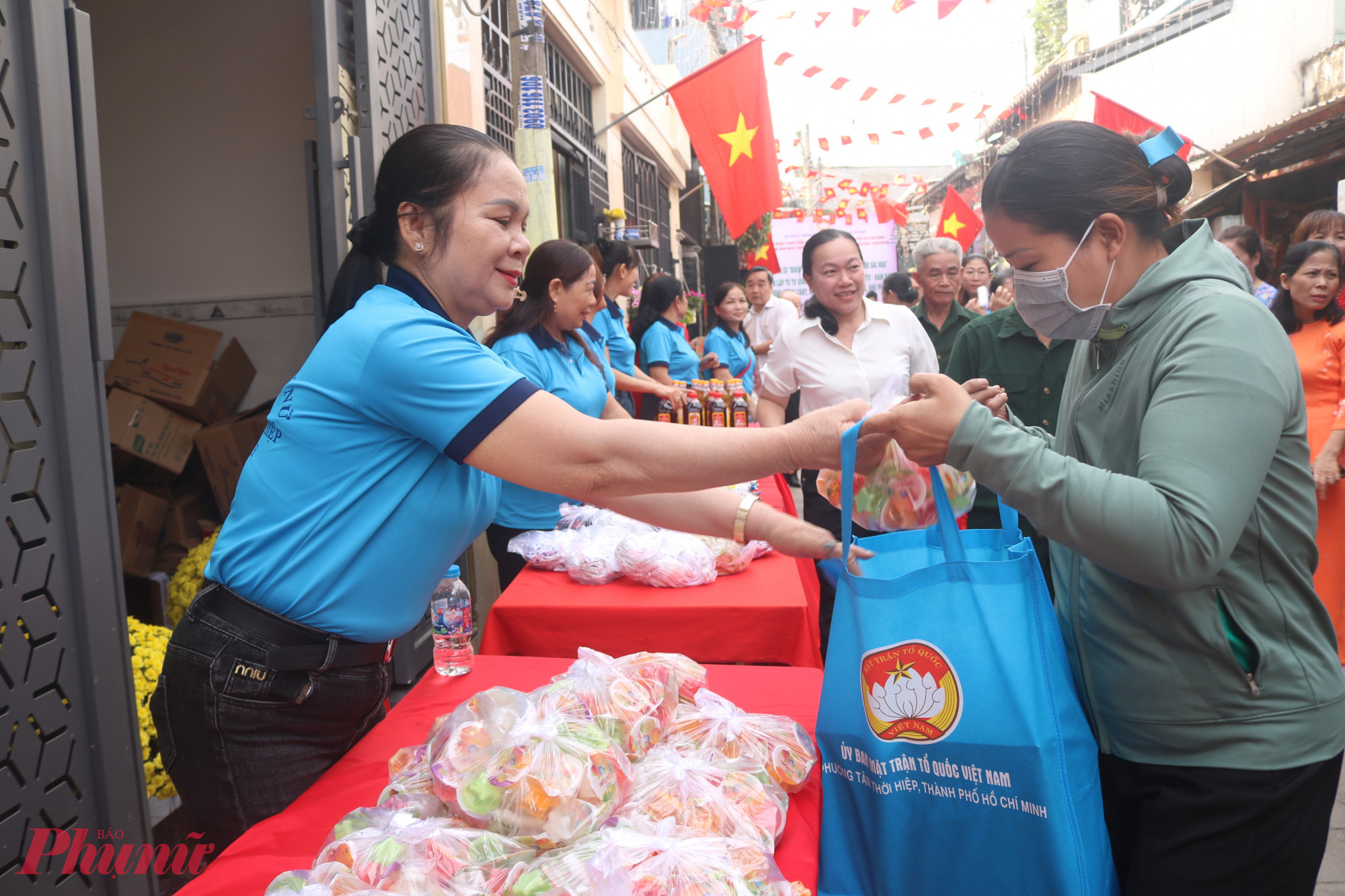 “Gian hàng 0 đồng” được Chi hội Phụ nữ khu phố 67 mở ra để tiếp sức các hộ dân có hoàn cảnh khó khăn - Ảnh: Mẫn Nhi