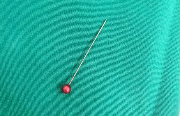 Chiếc kim ghim được bác sĩ lấy ra từ phế quản bé trai 13 tháng tuổi, ảnh BVNDTP