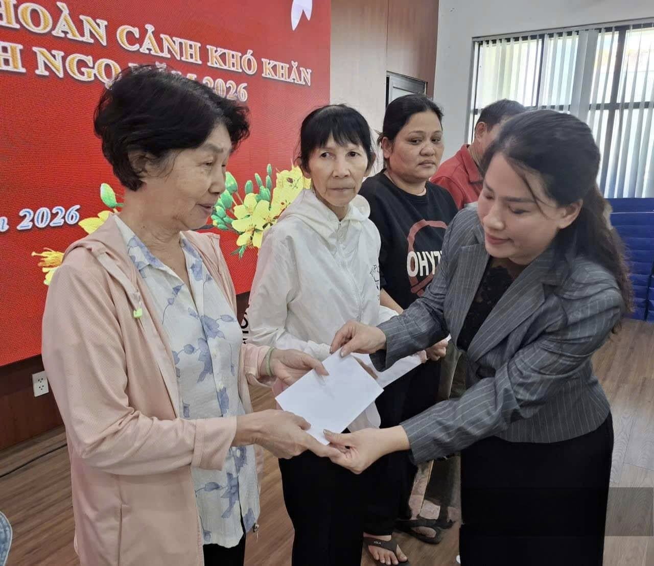 Gia đình bà Hiền phối hợp cùng phường Hải Châu tặng quà cho người nghèo đón Tết_Ảnh: UBND phường Hải Châu.