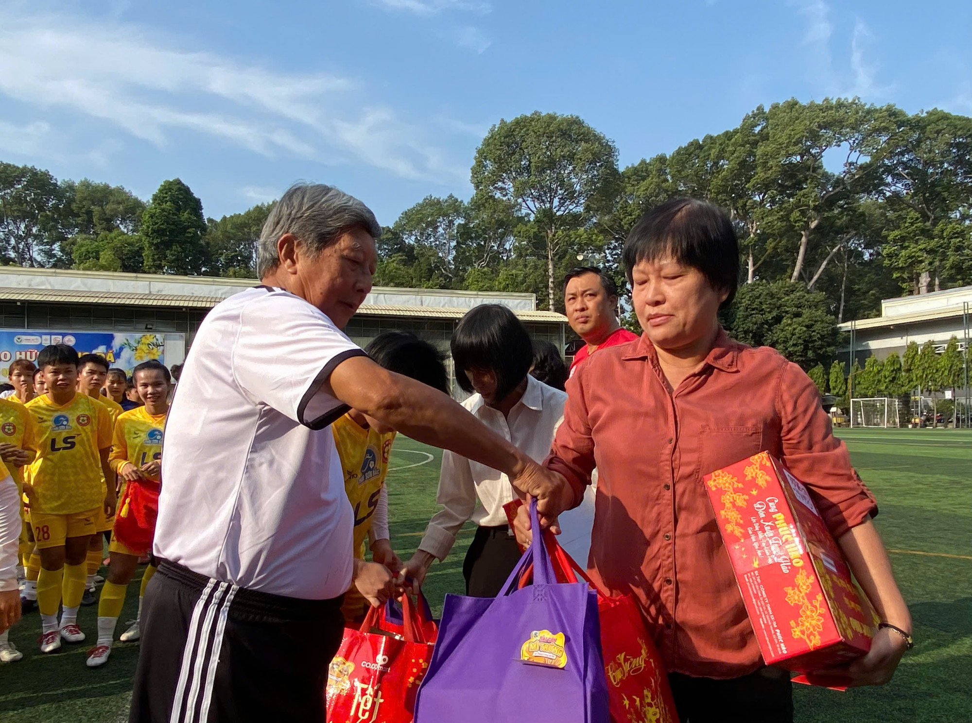 Ông Hồ Nguyễn, Tổng Thư ký Chi hội Cựu cầu thủ bóng đá TPHCM trao quà đến các cựu cầu thủ nữ
