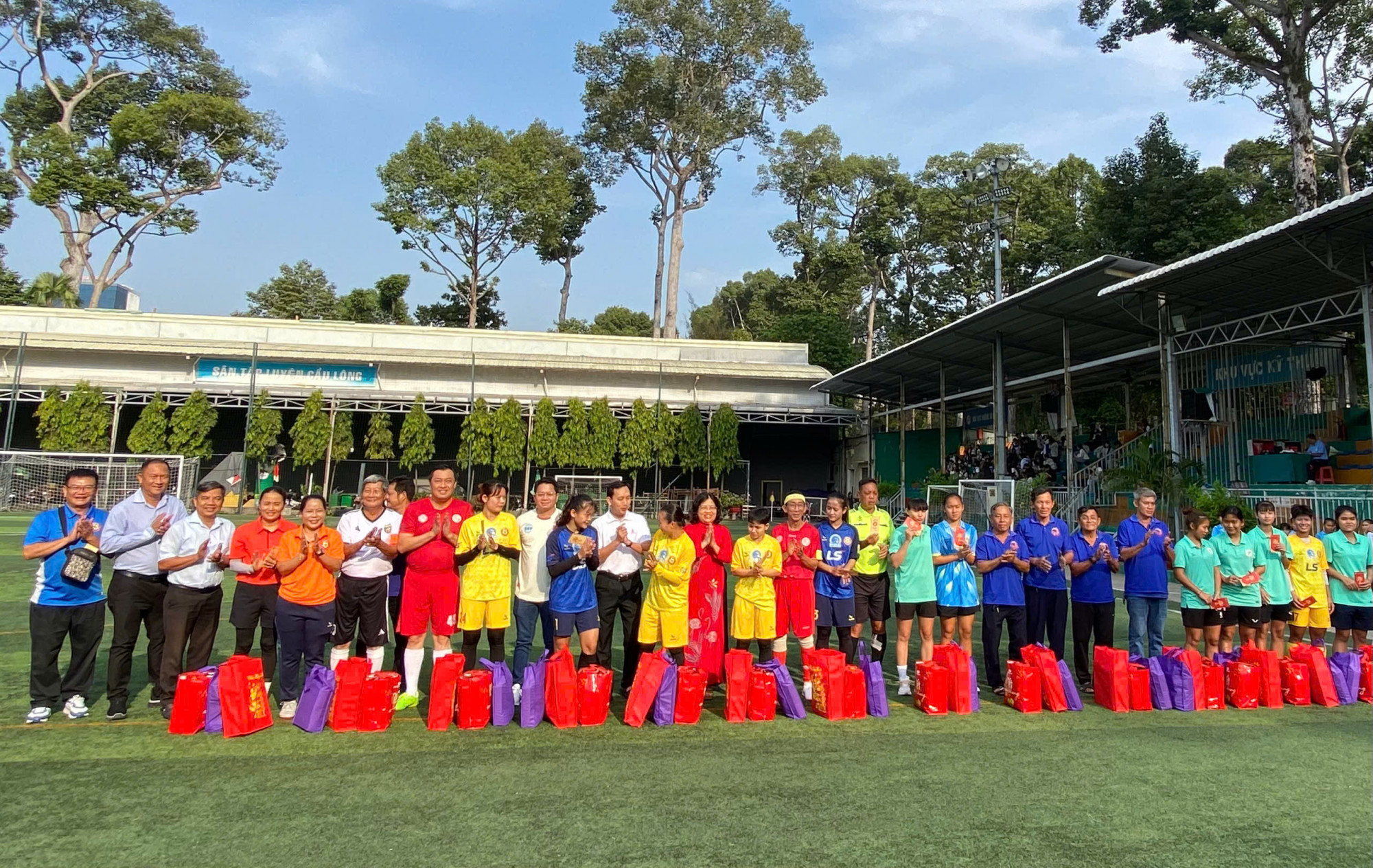 Phó Chủ tịch HĐND TPHCM Nguyễn Trường Nhật Phượng; PGS-TS, Đại biểu Quốc hội Trần Hoàng Ngân và Phó Giám đốc Sở VH-TT TPHCM Cao Văn Chóng trao quà tri ân đến cựu cầu thủ bóng đá nữ TPHCM