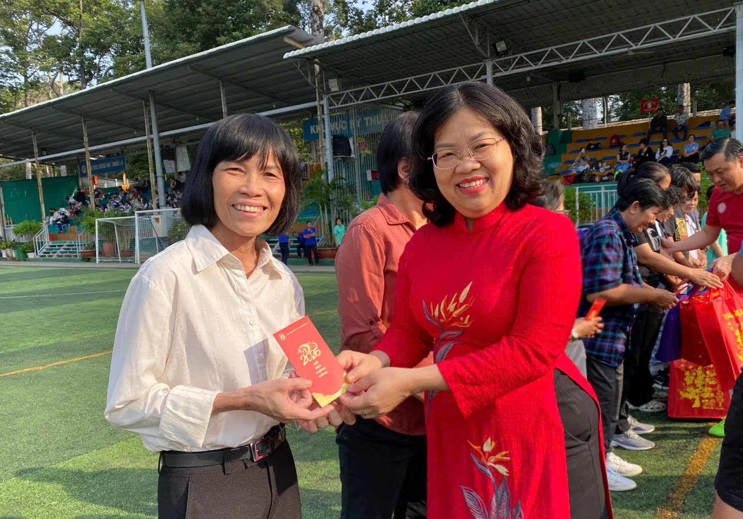 Phó Chủ tịch HĐND TP.HCM Nguyễn Trường Nhật Phượng lì xì, món quà tinh nghĩa gởi đén cựu cầu thủ Truong Thị Tuyết Mai