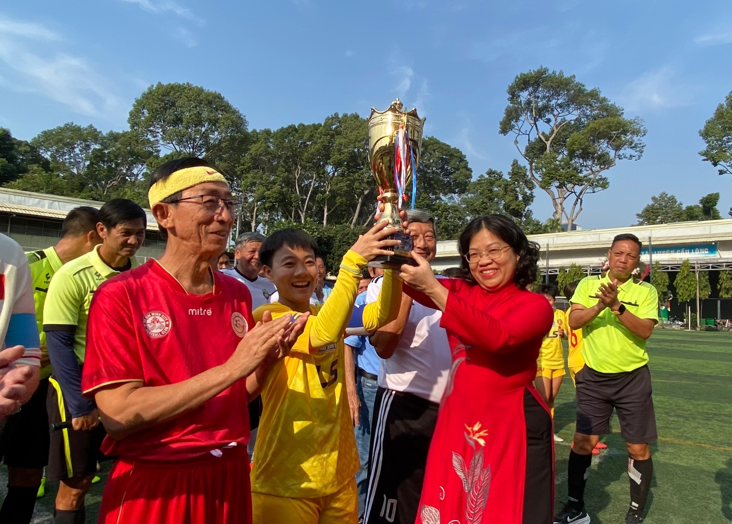 Phó Chủ tịch HĐND TPHCM Nguyễn Trường Nhật Phượng trao cúp chiến thắng cho các đội