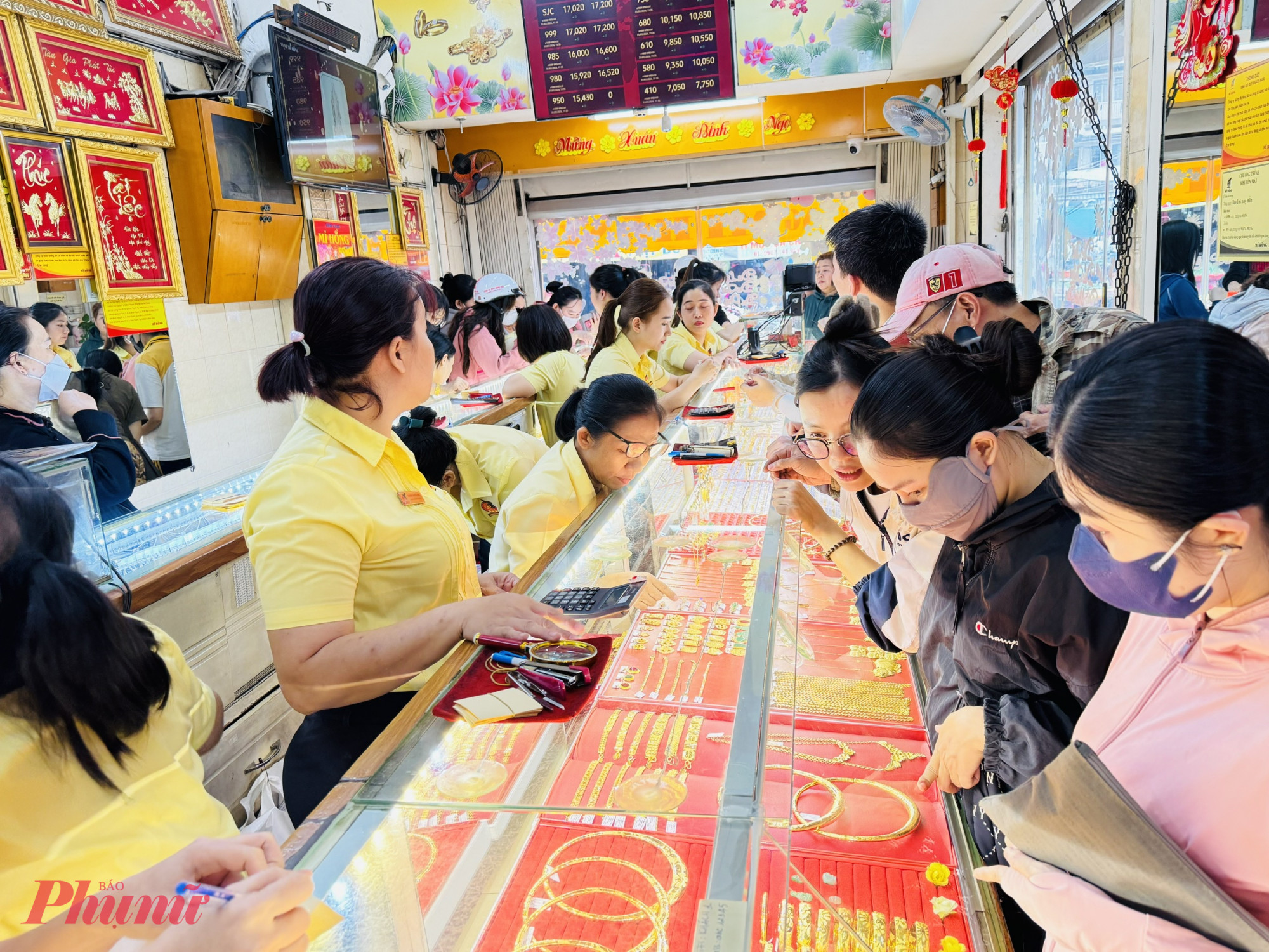 Đa phần khách mua vào vẫn có niềm tin rằng giá vàng sẽ tăng cao. Vừa rồi khi vàng lên 192 triệu đồng/lượng, tôi đã gom hết tiền để hai mẹ con bốc số chờ mua được 2 lượng vàng miếng SJC. Ngày hôm qua là 301/, khi giá vàng giảm về 180 triệu đồng/lượng, tôi quyết định rút sổ tiết kiệm để mua tiếp. Đây là khoản tiền tôi dự định sẽ để dành trong vòng 2-3 năm tới nên không lo lắng việc giá vàng sẽ giảm mà có niềm tin rằng giá vàng sẽ còn tăng - chị Hạnh, một khách vàng mua vàng tại đây chia sẻ