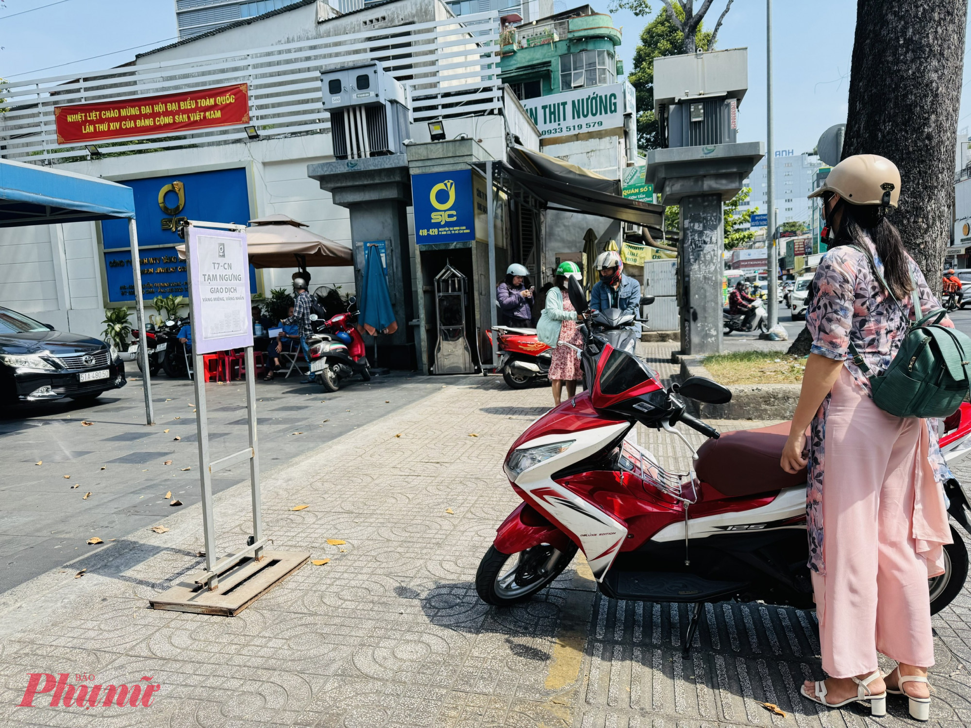 Sáng 31/1, khu vực trước Công ty Vàng bạc đá quý Sài Gòn (SJC) vắng lặng khác thường, chỉ lác đác vài khách hàng. Khung cảnh này trái ngược hẳn với những buổi sáng trước đó, nơi thường xuyên tấp nập người xếp hàng chờ mua vàng.