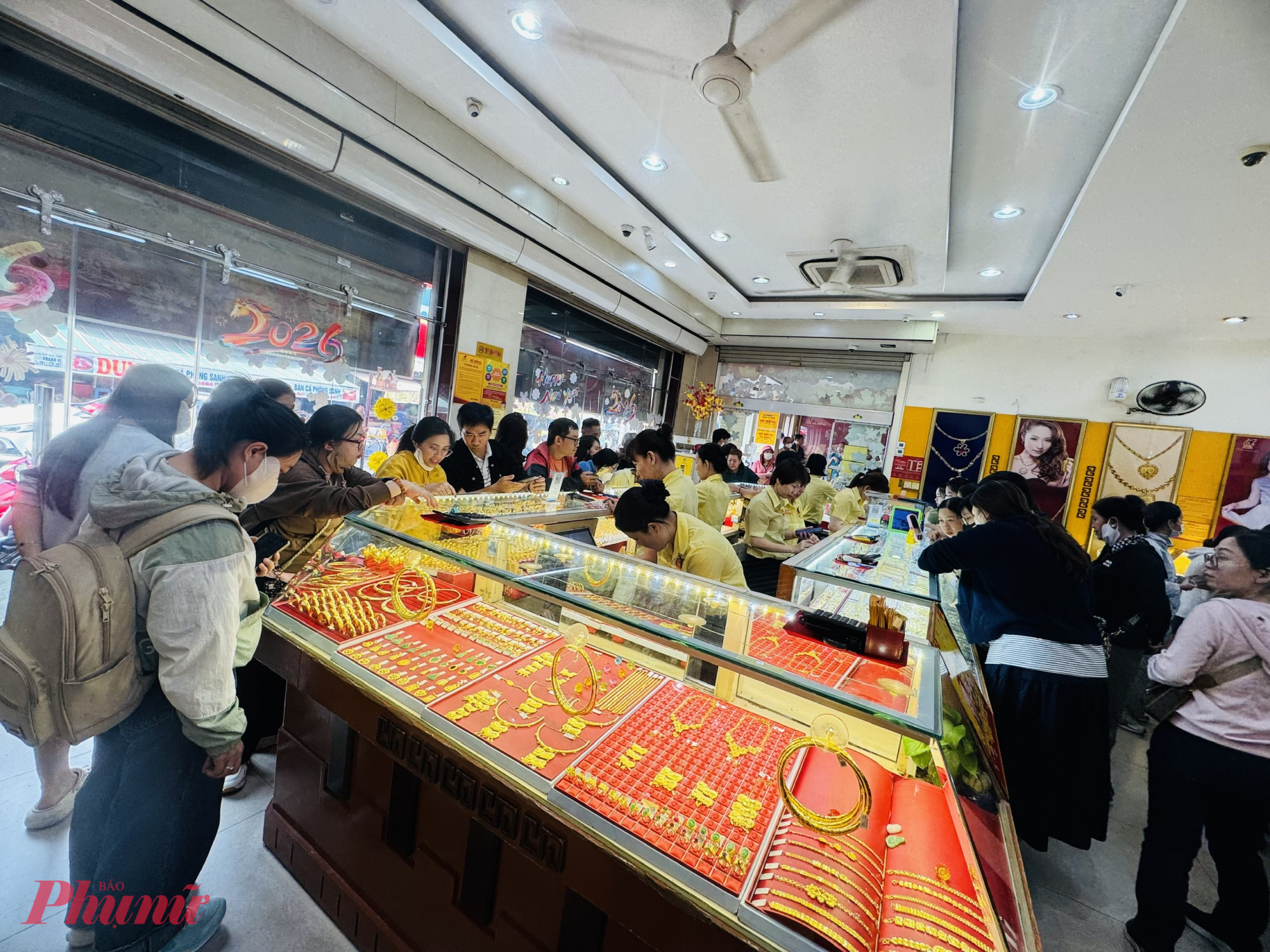 Theo quan sát của chúng tôi, đa số khách đều mua từ vài chỉ vàng trang sức trở lên