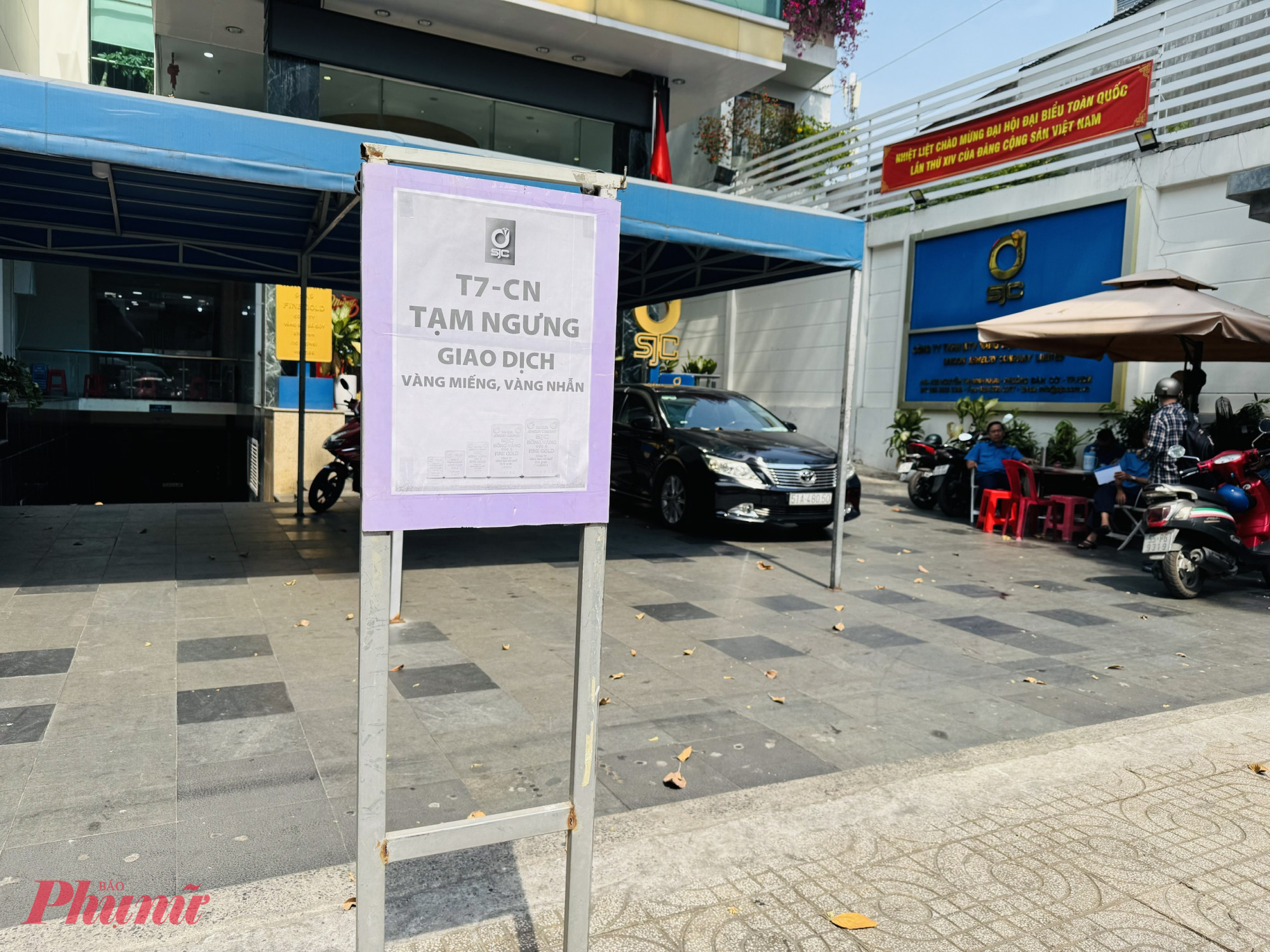 Nguyên nhân là do công ty này đã treo bảng ngưng giao dịch hai sản phẩm vàng miếng SJC và vàng nhẫn trong 2 ngày thứ bảy và chủ nhật