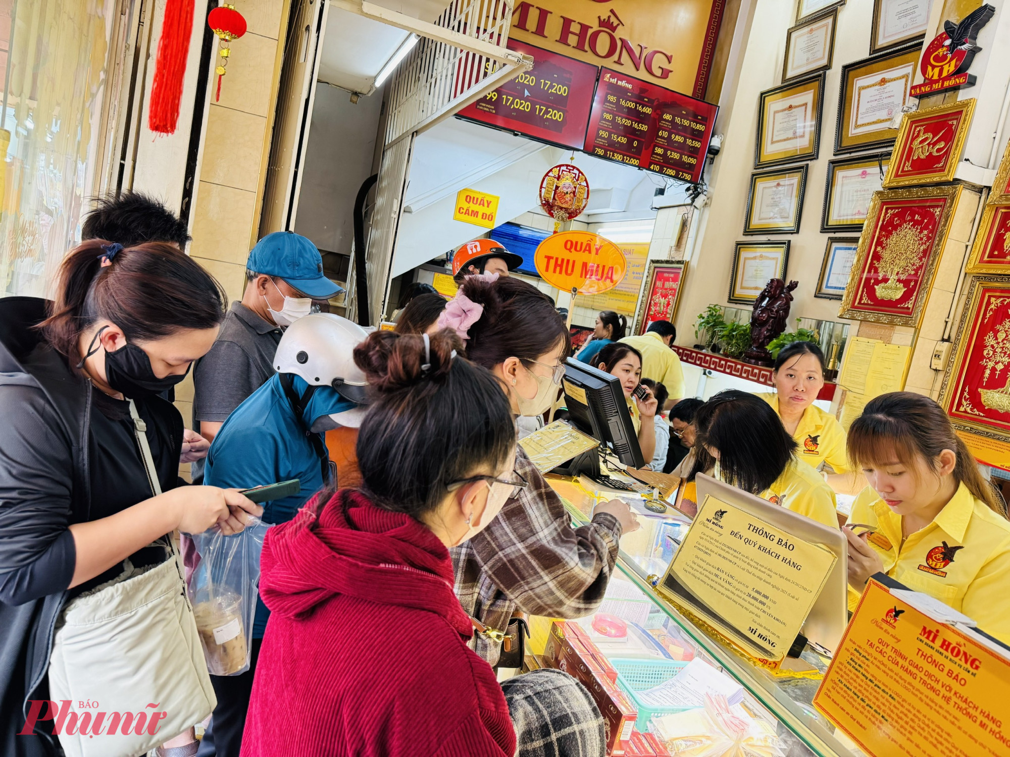 Còn tại khu vực bán vàng, chúng tôi thấy cũng có nhiều khách bán ra do thấy vàng giảm hoặc nhu cầu cần tiền vào dịp cuối năm