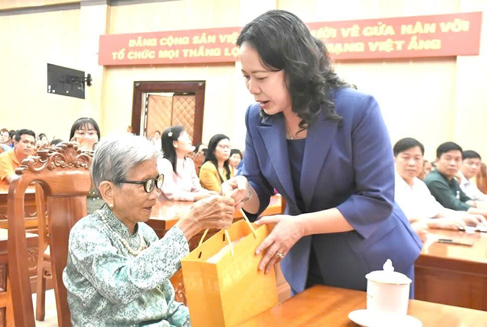 Phó Chủ tịch nước Võ Thị Ánh Xuân tặng quà cho Mẹ Việt Nam Anh hùng Trần Thị Thi - Ảnh Văn Sĩ