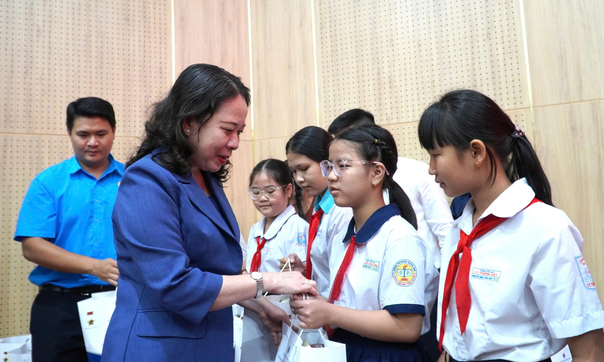 Phó Chủ tịch nước Võ Thị Ánh Xuân tặng quà cho học sinh có hoàn cảnh khó khăn - Ảnh Văn Sĩ