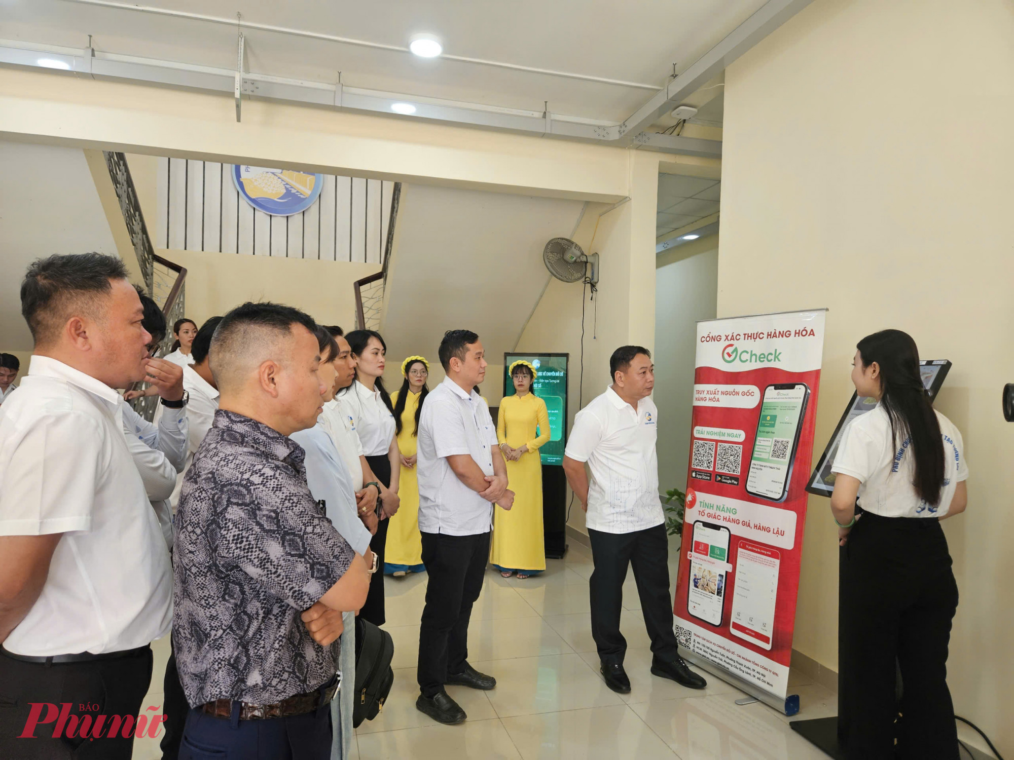 Phường Phú Định đang đẩy mạnh chuyển đổi số để nâng cao chất lượng phục vụ người dân 