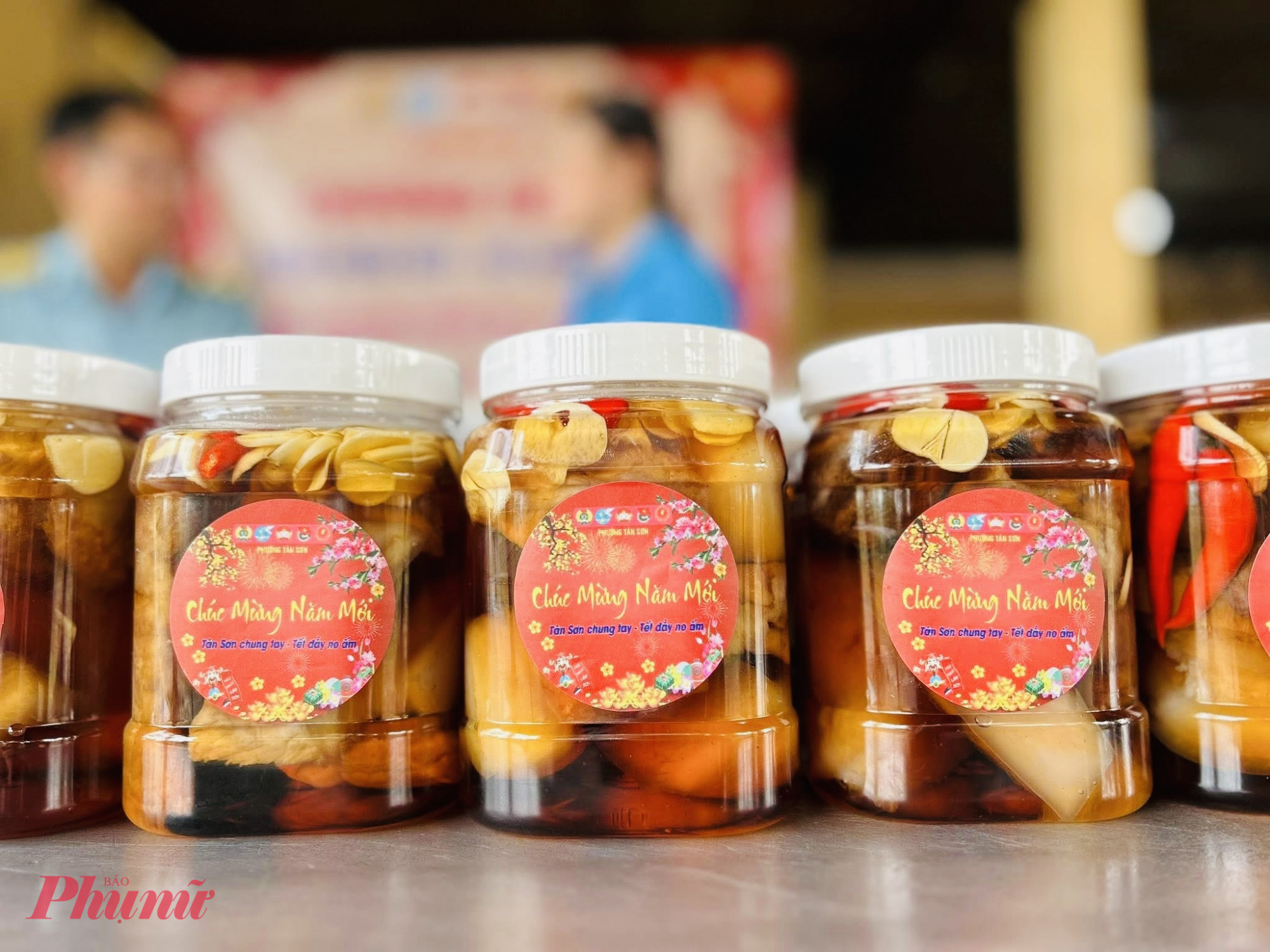 Phần thịt ngâm nước mắm được các chị cán bộ, hội viên phụ nữ và các chiến sĩ tiểu đoàn thực hiện