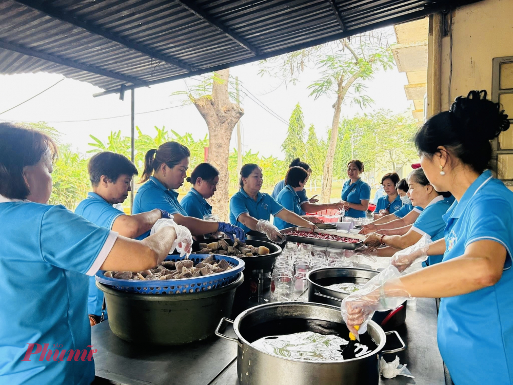 Các chị hội viên phụ nữ cùng nấu món ăn thịt ngâm nước mắm - Ảnh: ML