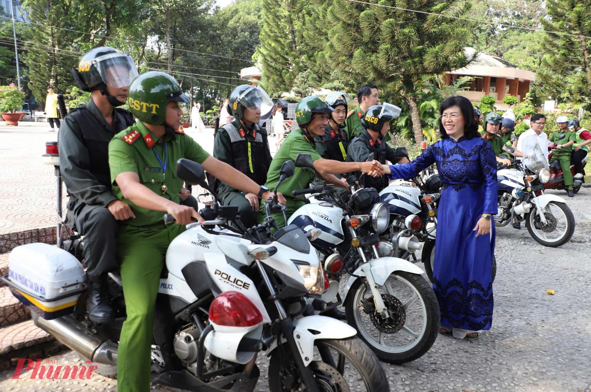 , Bà Trương Lê Mỹ Ngọc - Bí thư Đảng ủy phường Tân Sơn Hòa thăm hỏi, động viên lực lượng Công an phường Tân Sơn Hoà - Ảnh: Thanh Tâm