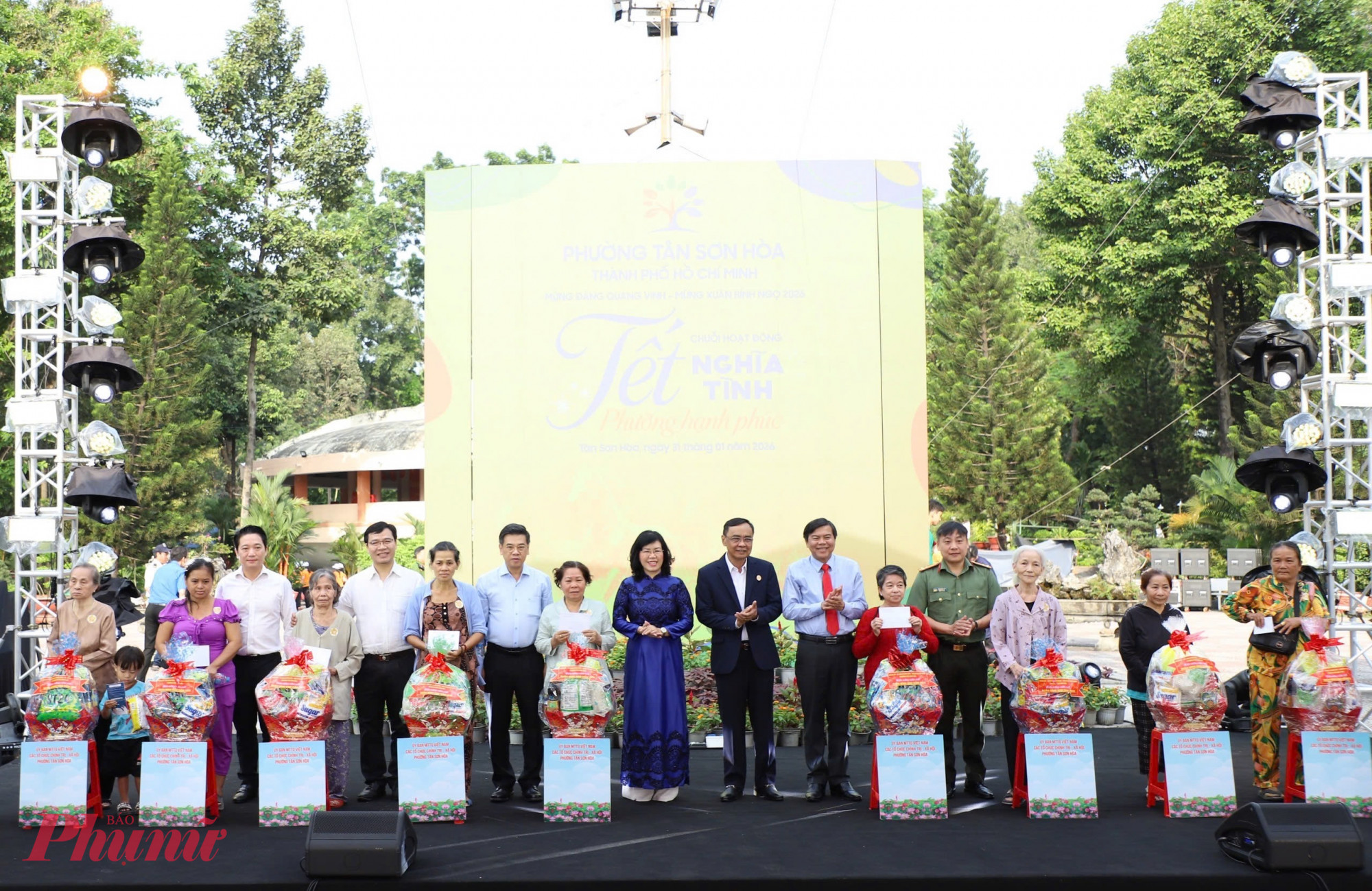 Lãnh đạo TPHCM và phường Tân Sơn Hòa trao quà Tết đến người dân có hoàn cảnh khó khăn, sẻ chia yêu thương dịp xuân về - Ảnh: Thanh Tâm