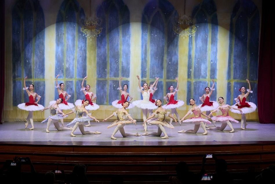 Màn 2 vở ballet Paquita do các em từ 9 đến 17 tuổi trình diễn - Ảnh: Sasa Ballet