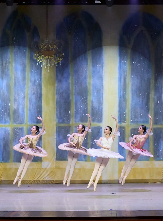 Cabriole - một kỹ thuật nhảy khó được thực hiện bởi các bạn nhỏ 13-14 tuổi - Ảnh: Sasa Ballet