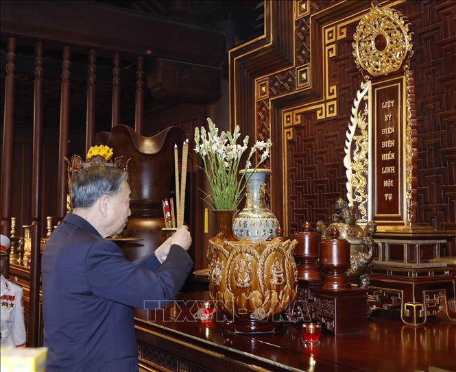 Tổng Bí thư Tô Lâm và Đoàn công tác Trung ương dâng hoa, dâng hương tưởng niệm Anh hùng liệt sĩ tại Đền thờ Liệt sĩ Chiến trường Điện Biên Phủ. Ảnh: Thống Nhất/TTXVN