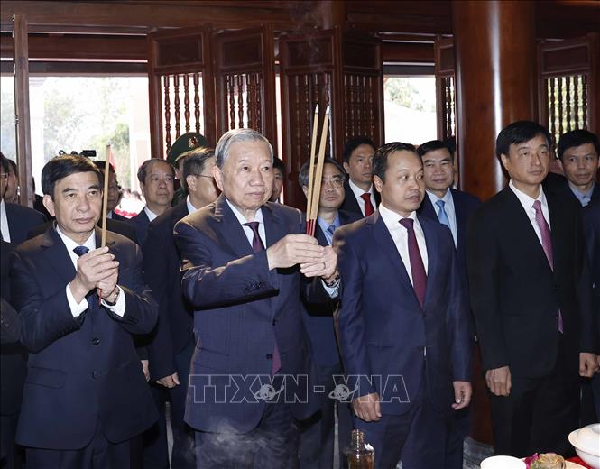 Tổng Bí thư Tô Lâm và đoàn công tác Trung ương đến dự Lễ Khánh thành Nhà tưởng niệm Chủ tịch Hồ Chí Minh tại di tích đồi E2 ở tỉnh Điện Biên. Ảnh: Thống Nhất/TTXVN