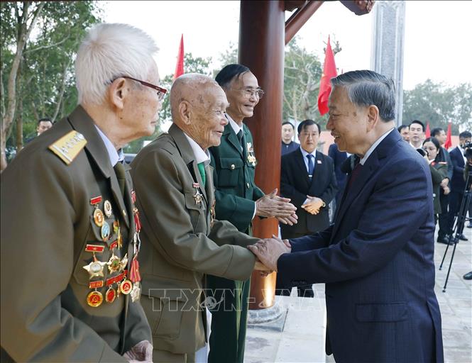 Tổng Bí thư Tô Lâm với các cựu chiến binh dự buổi lễ. Ảnh: Thống Nhất/TTXVN