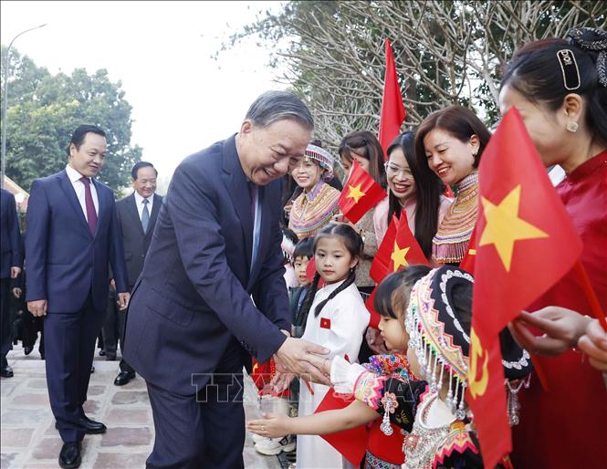 Tổng Bí thư Tô Lâm với các cháu thiếu nhi và nhân dân tỉnh Điện Biên dự buổi lễ. Ảnh: Thống Nhất/TTXVN