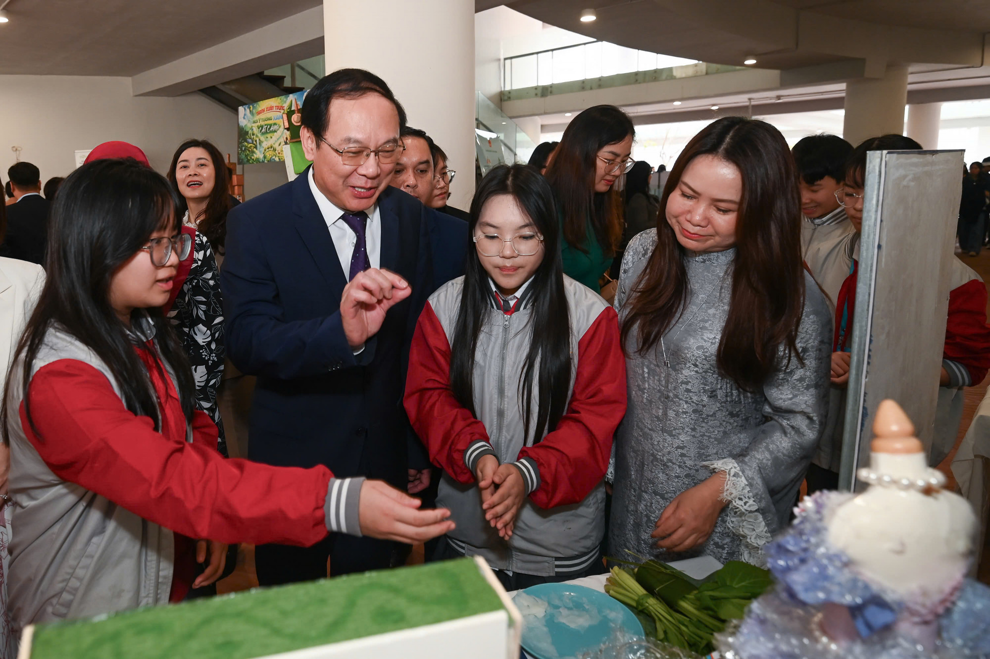 Thứ trưởng Bộ Nông nghiệp và Môi trường Lê Công Thành thăm gian trưng bày mô hình của các trường đạt giải