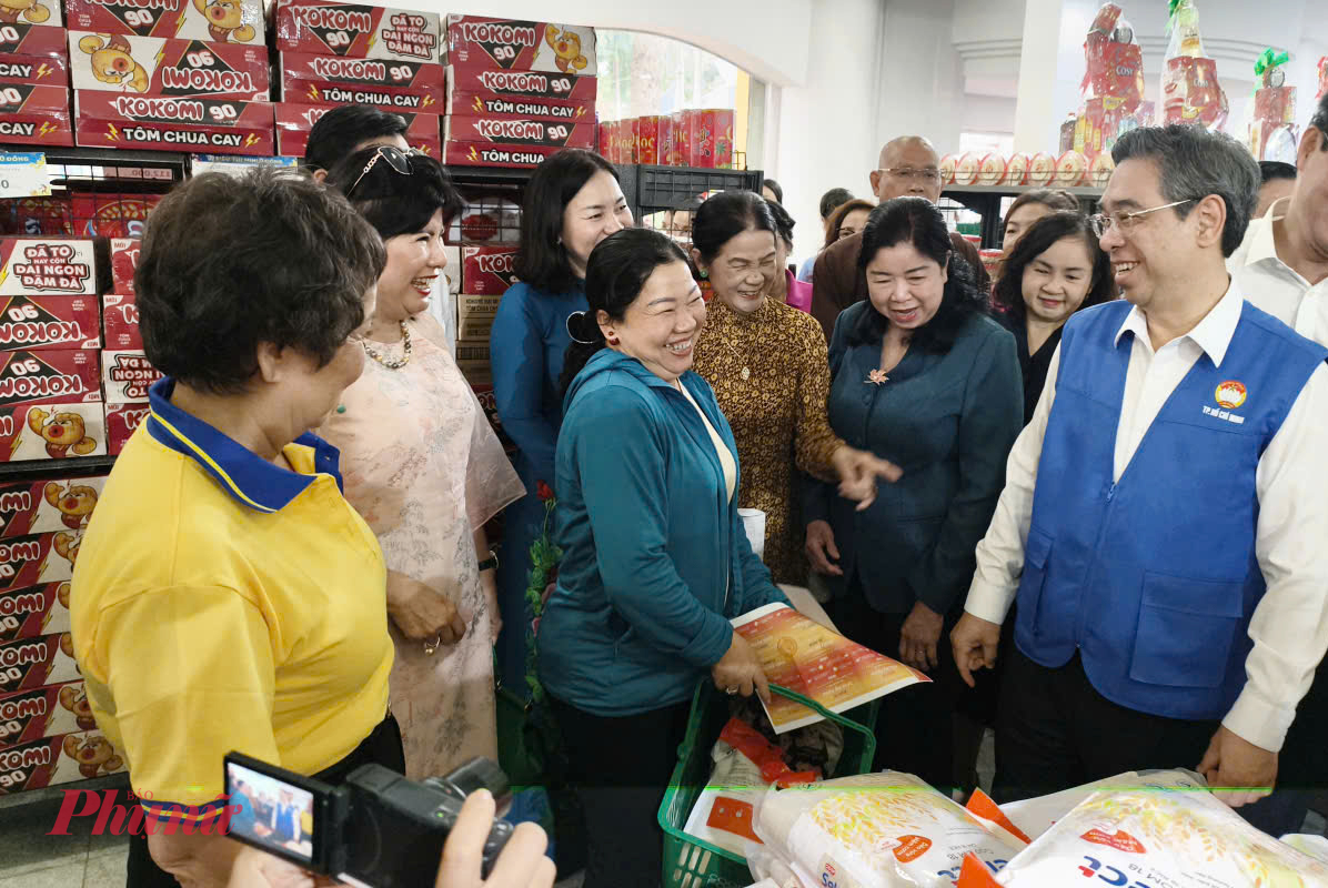 Lãnh đạo thành phố và doanh nghiệp gặp gỡ người dân tham gia mua sắm tại không gian Siêu thị mini 0 đồng 