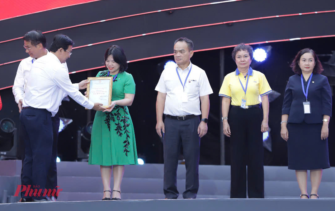 Ủy ban MTTQ Việt Nam TPHCM trao thư cảm ơn cho các đơn vị đồng hành tổ chức Ngày hội Xuân đoàn kết – Tết nghĩa tình, Siêu thị mini đồng , 