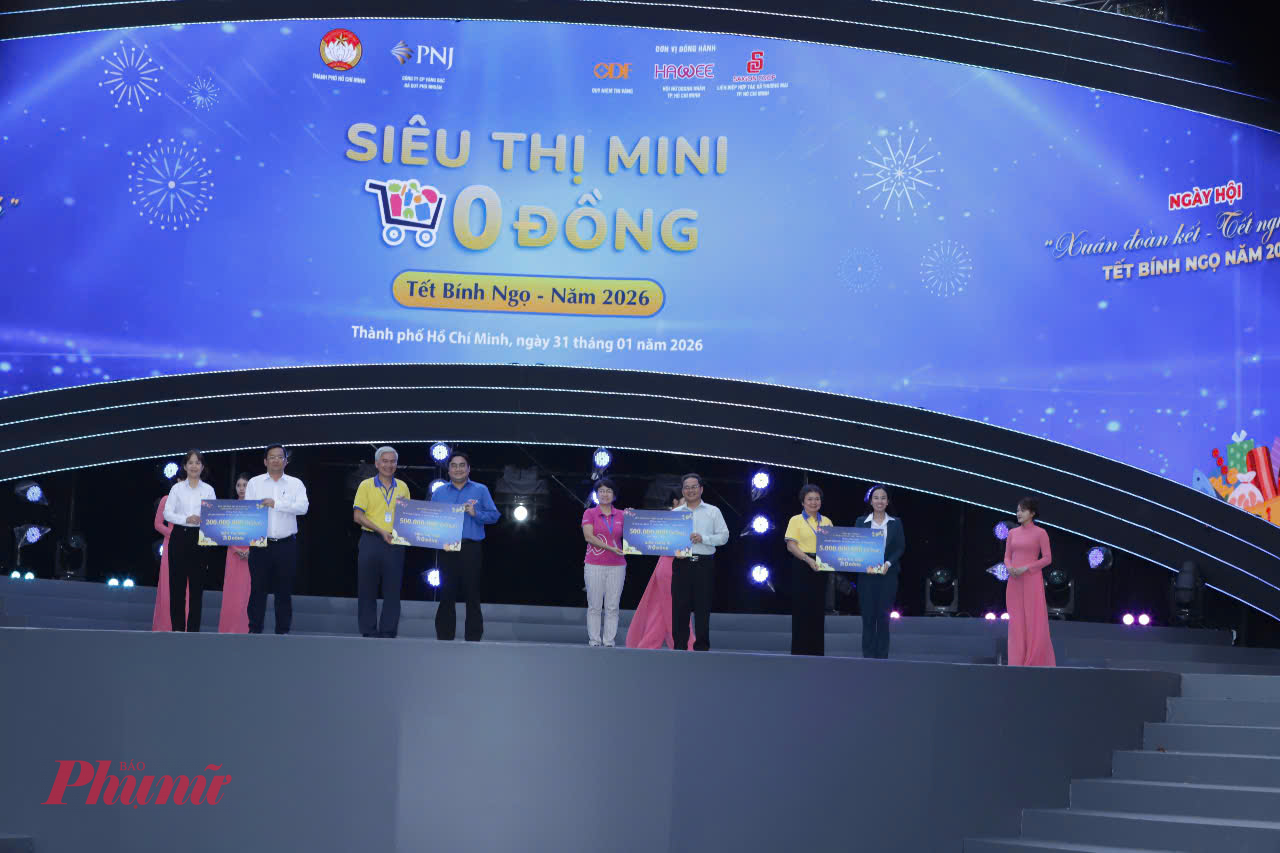 Đại diện lãnh đạo Ủy ban MTTQ Việt Nam TPHCM nhận bảng tượng trưng nhận bảng tượng trưng kinh phí ủng hộ từ các đơn vị doanh nghiệp