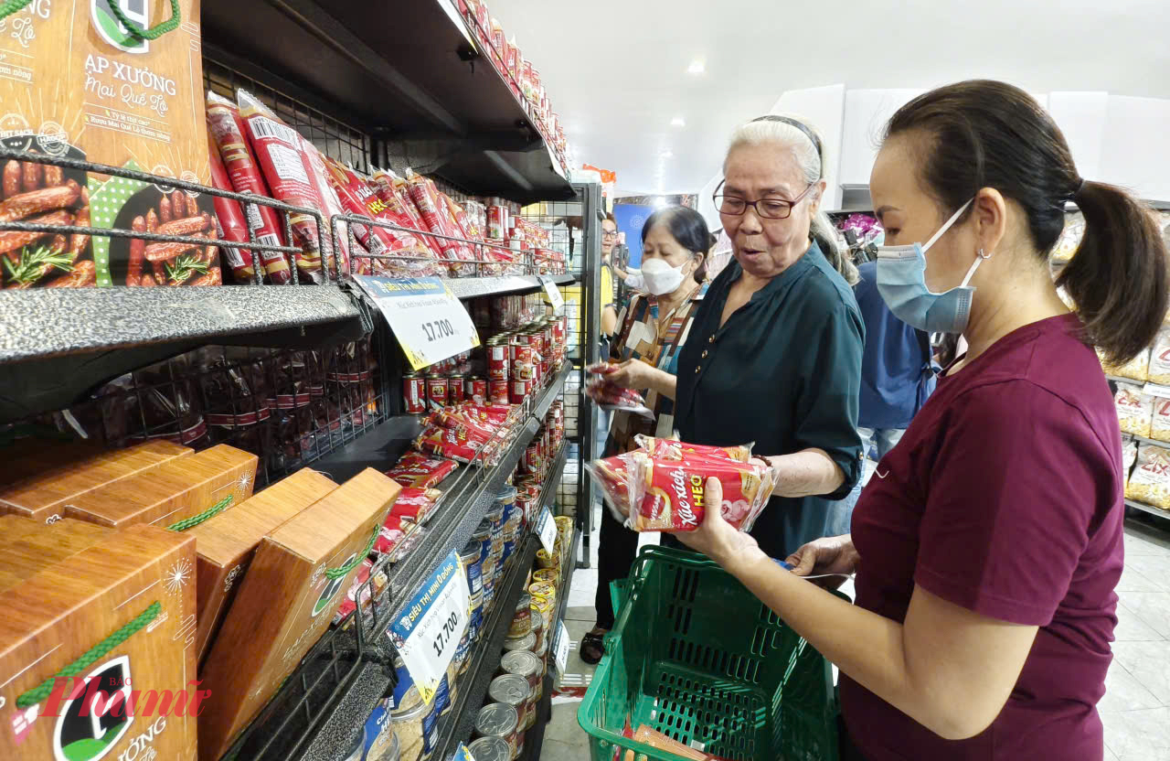 Người dân được lựa chọn những món hàng hóa thiết yếu theo nhu cầu 